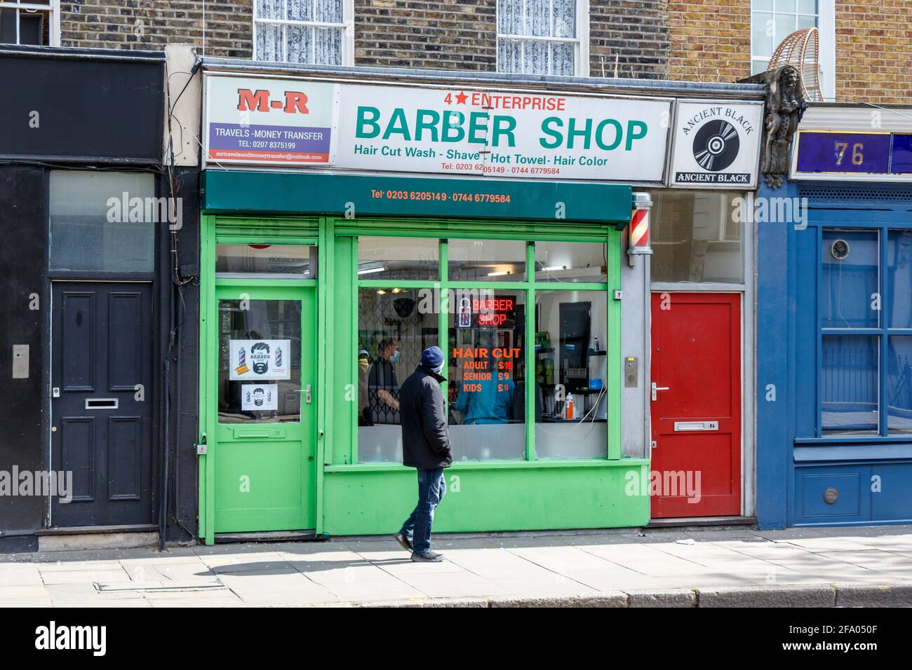 Ein Friseursalon in der Caledonian Road, King's Cross, London, Großbritannien, öffnet am ersten Tag der Lockerung der Sperrungsbeschränkungen im April 2021, London, Großbritannien, wieder Stockfoto