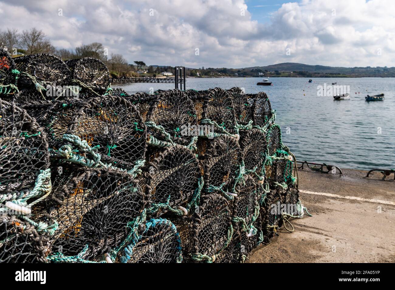 Stapel von Hummer-/Krabbenköpfen/Creels am Kai in Schull, West Cork, Irland. Stockfoto