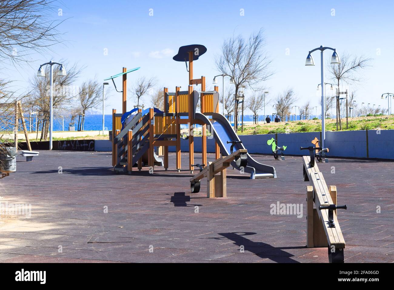 Spielplatz mit Holz für Kinder im öffentlichen Park am Meer. Sicherer hölzerner Erholungspark für kleine Kinder im öffentlichen Park am Meer Stockfoto