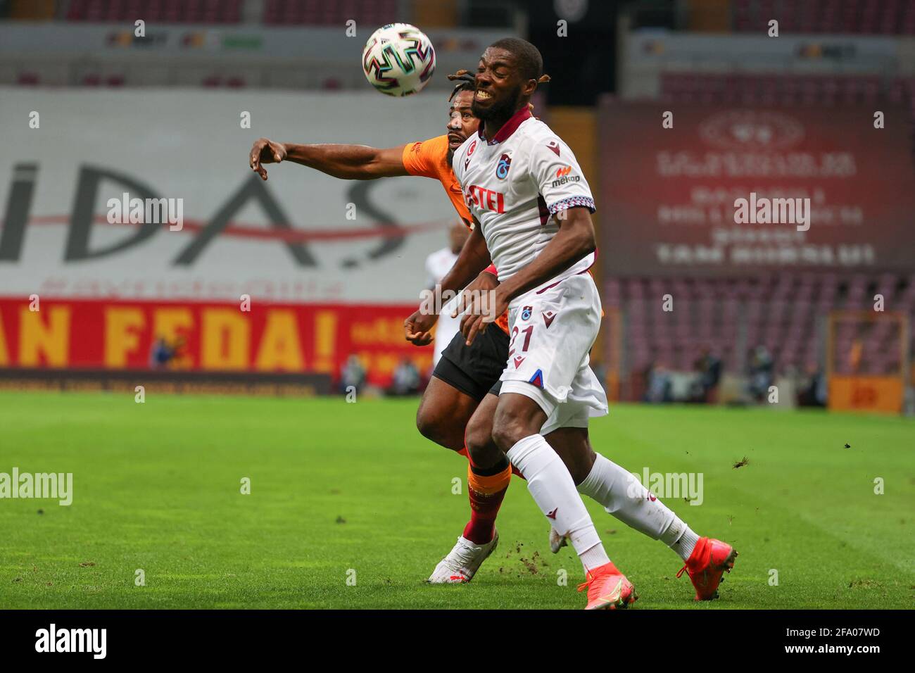 ISTANBUL, TÜRKEI - 21. APRIL: Christian Luyindama aus Galatasaray und Djaniny aus Trabzonspor während des Super Lig-Spiels zwischen Galatasaray und Trabzons Stockfoto
