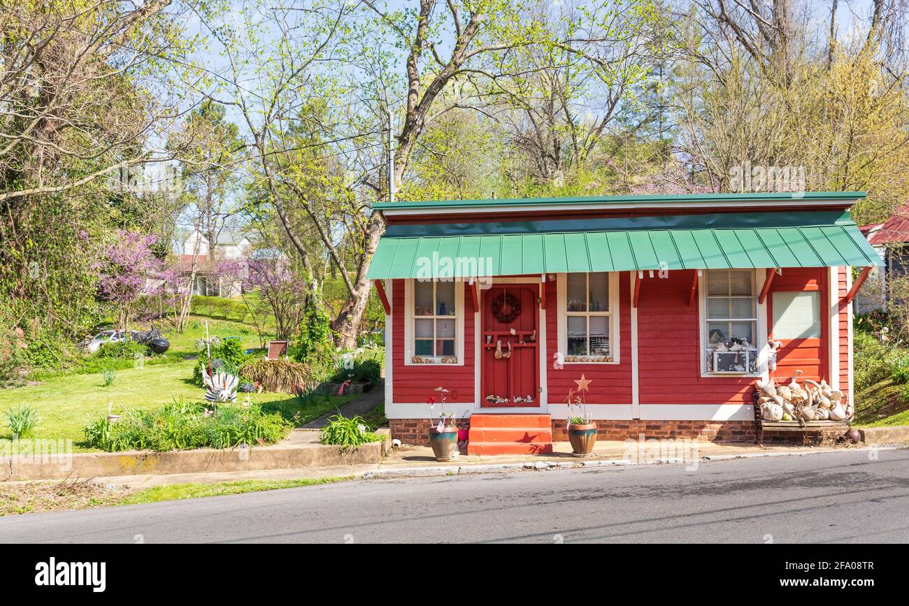 JONESBOROUGH, TN, USA--9 APRIL 2021: Ein hübsches rotes Häuschen mit einem grünen Metalldach in der Innenstadt. Stockfoto