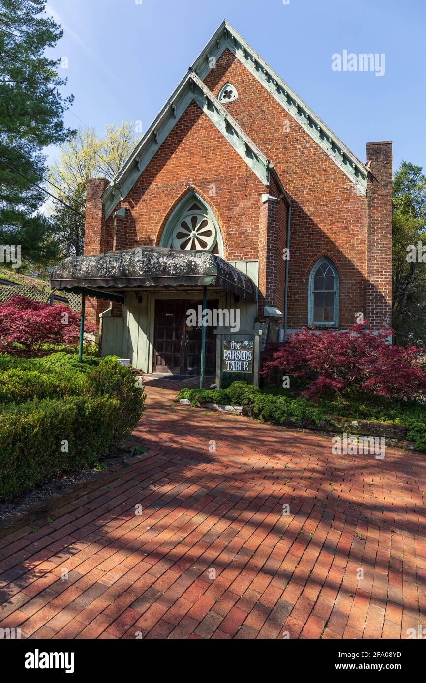 JONESBOROUGH, TN, USA--9 APRIL 2021: Der Parson's Table wurde 1874 fertiggestellt, da die Central Christian Church jetzt als besondere Veranstaltungseinrichtung dient. Stockfoto