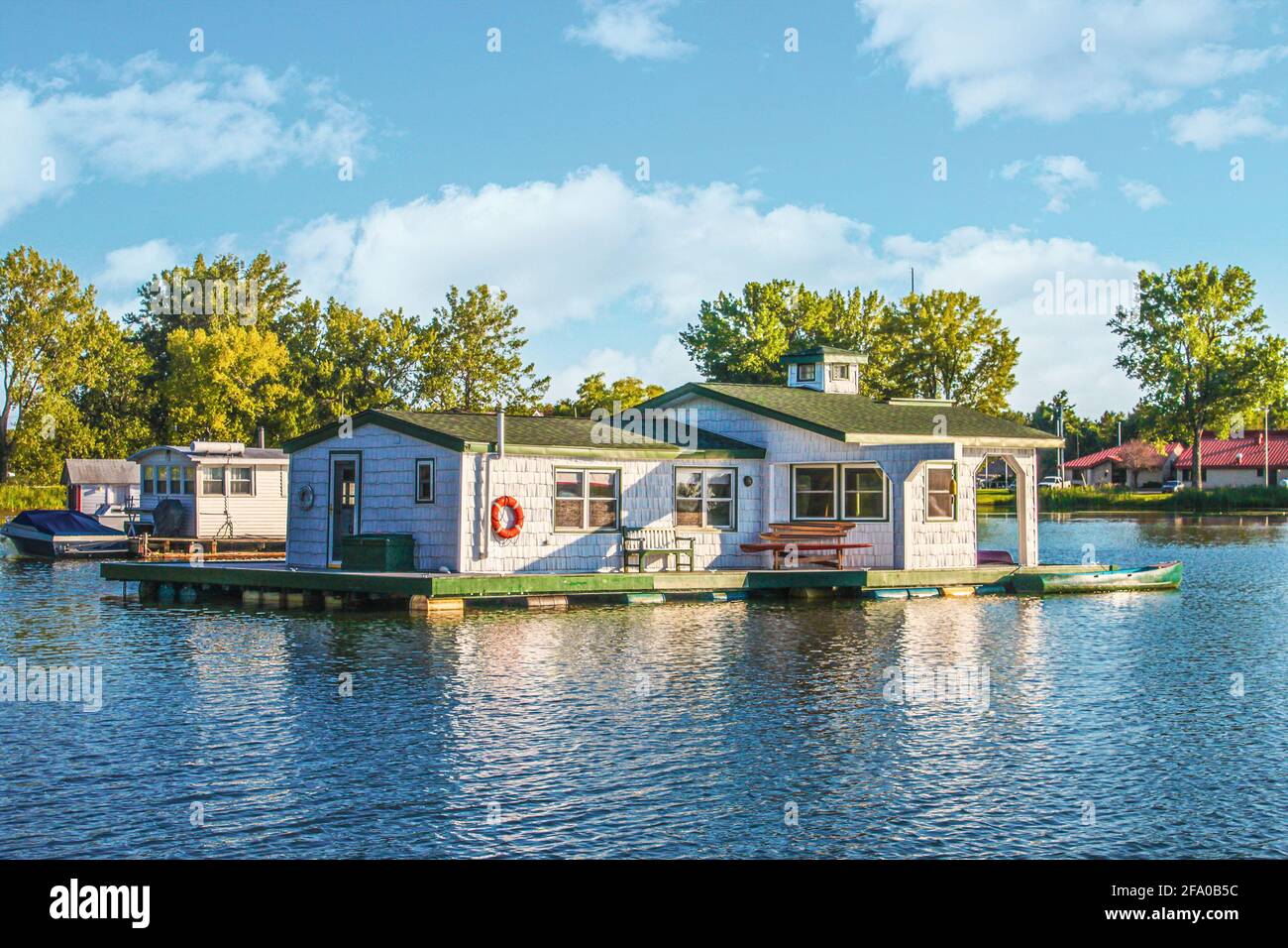 Hausboote auf Teich in Lake Erie auf Pontons auf Fässern gebaut mit Ruderbooten bis zur Veranda gebunden. Stockfoto