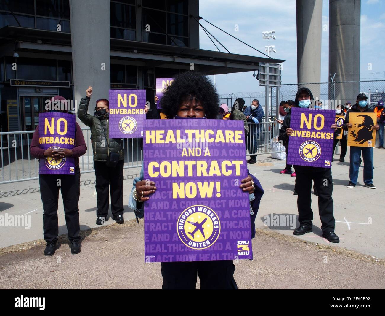 21. April 2021, New York, New York, USA: NEW YORK - Airport Workers Rally for fair Contract. 10,000 Beschäftigte auf den 3 großen Flughäfen im New Yorker Tri-State-Gebiet halten Schilder und fordern einen fairen Vertrag einschließlich Gesundheitsleistungen.über 250 Mitglieder der 32Bj-Gewerkschaft halten vor dem Terminal 5 am John F. Kennedy-Flughafen Schilder und Gesänge ab.einige gewählte Beamte sprechen mit den Protestierenden. (Bild: © Bruce Cotler/ZUMA Wire) Stockfoto