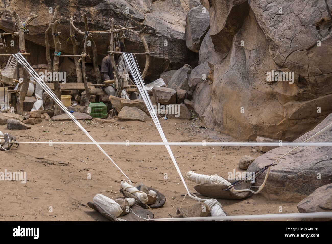 Ein Dogon weben Streifen aus Wolle, um Kleidung zu machen, Youga Piri, Pays Dogon, Mali Stockfoto