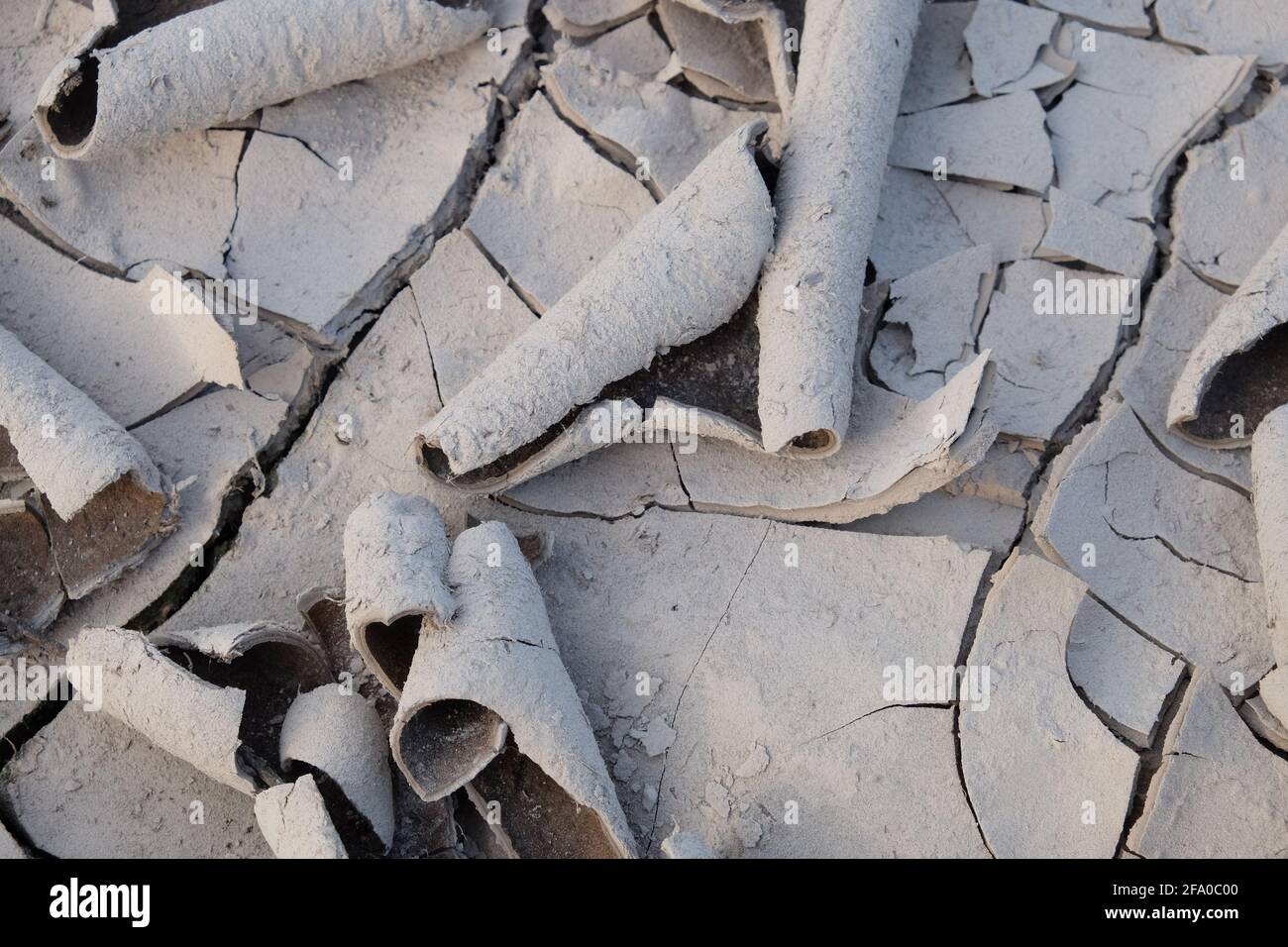 Flocken aus getrocknetem Schlamm als Hintergrund. Trockene, karge Bodenstruktur. Stockfoto