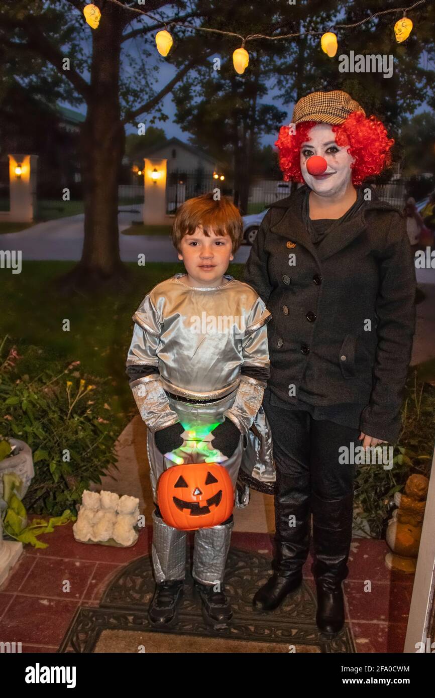 10-31-2017 Tulsa Oklahoma Mutter gekleidet wie Clown und Sohn gekleidet Als Spaceman Trick r Behandlung an Halloween Stockfoto
