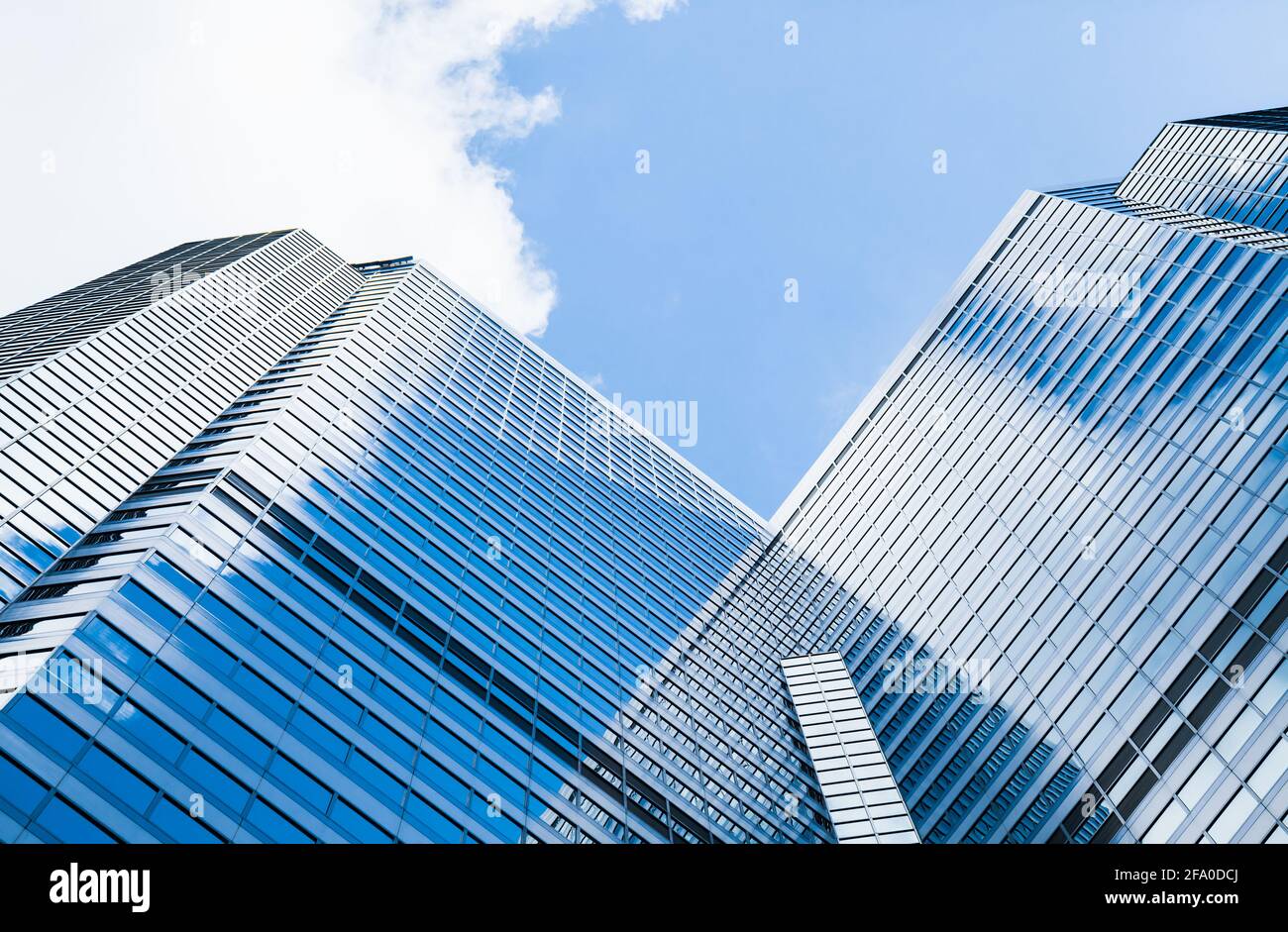 Moderne Wolkenkratzer, abstraktes Foto mit Fragmenten von Bürohochhäusern in Hongkong Stockfoto