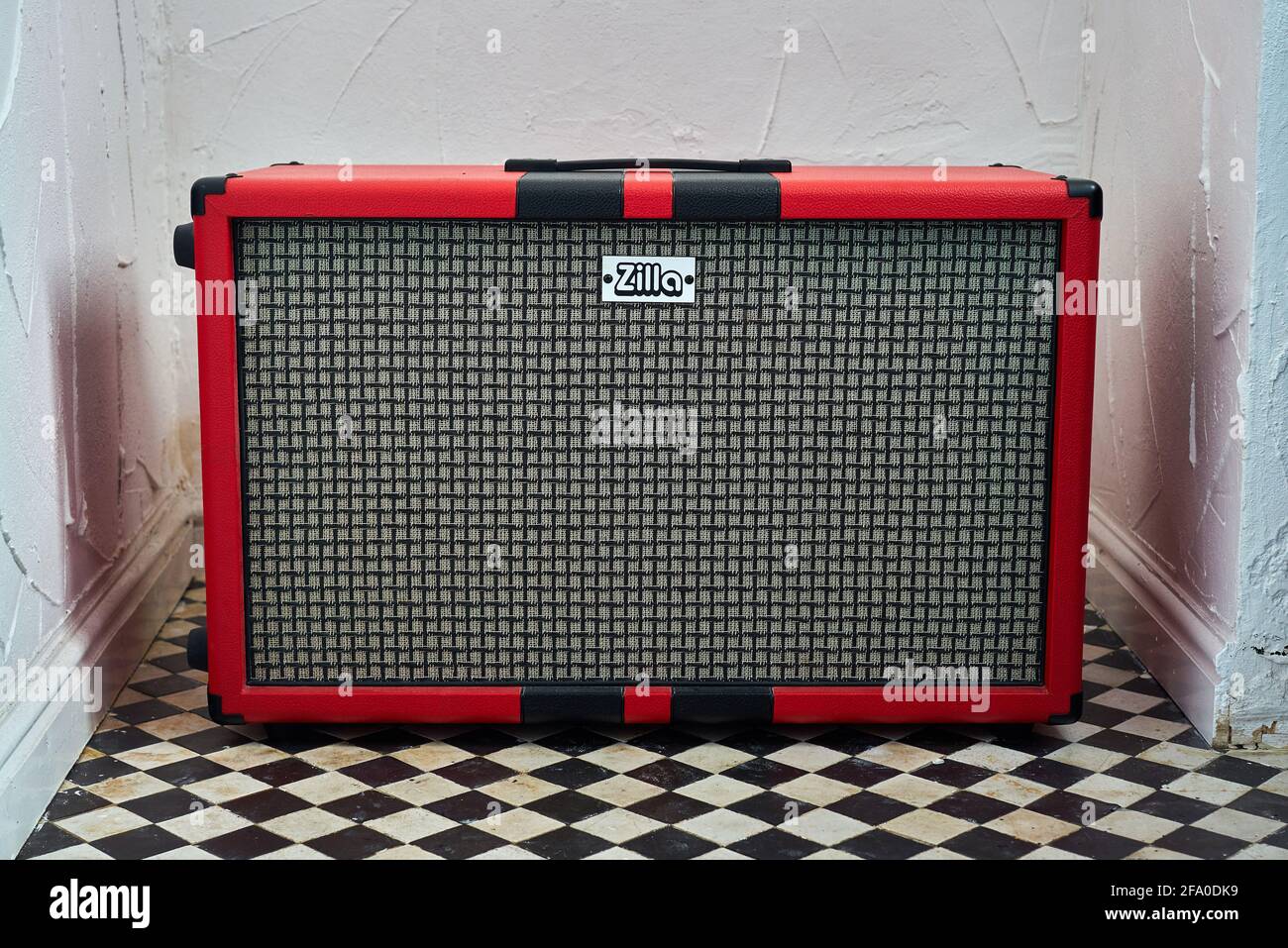 Ein rotes Zilla-Gitarrencab. Zilla ist ein britisches Unternehmen, das kundenspezifische Gitarrenlautsprecher-Schränke in Großbritannien macht. Stockfoto