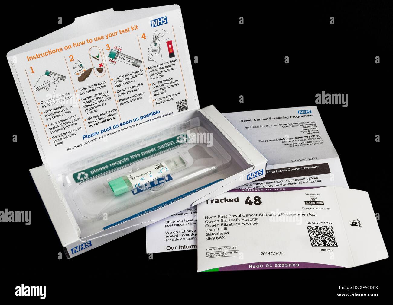 Testkit für Darmuntersuchungen, herausgegeben vom britischen Gesundheitsministerium. Stockfoto
