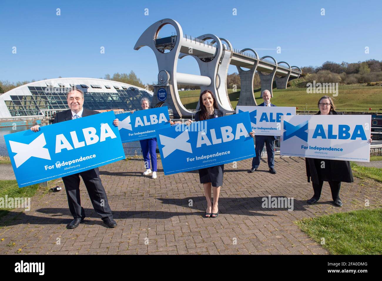 Falkirk, Schottland, Großbritannien. April 2021. IM BILD: (L-R) Alex Salmond; Lynne Anderson; Tasmina Ahmed-Sheikh; Jim Walker; Margaret Lynch. Alex Salmond, Vorsitzender der Alba-Partei und ehemaliger erster Minister von Schottland, startet die KAMPAGNE VON ALBA Central Scotland am Falkirk Wheel und stellt Kandidaten vor: Tasmina Ahmed-Sheikh, Lynne Anderson, Jim Walker und Jim Walker. Quelle: Colin Fisher/Alamy Live News Stockfoto