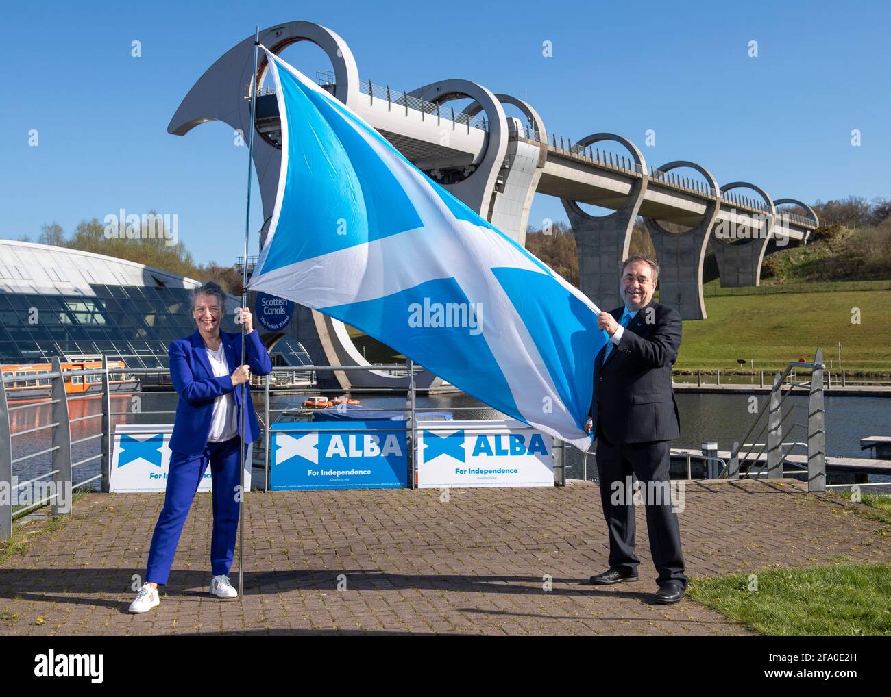 Falkirk, Schottland, Großbritannien. April 2021. IM BILD: (L-R) Lynne Anderson; Alex Salmond. Alex Salmond, Vorsitzender der Alba-Partei und ehemaliger erster Minister von Schottland, startet die KAMPAGNE VON ALBA Central Scotland am Falkirk Wheel und stellt Kandidaten vor: Tasmina Ahmed-Sheikh, Lynne Anderson, Jim Walker und Jim Walker. Quelle: Colin Fisher/Alamy Live News Stockfoto