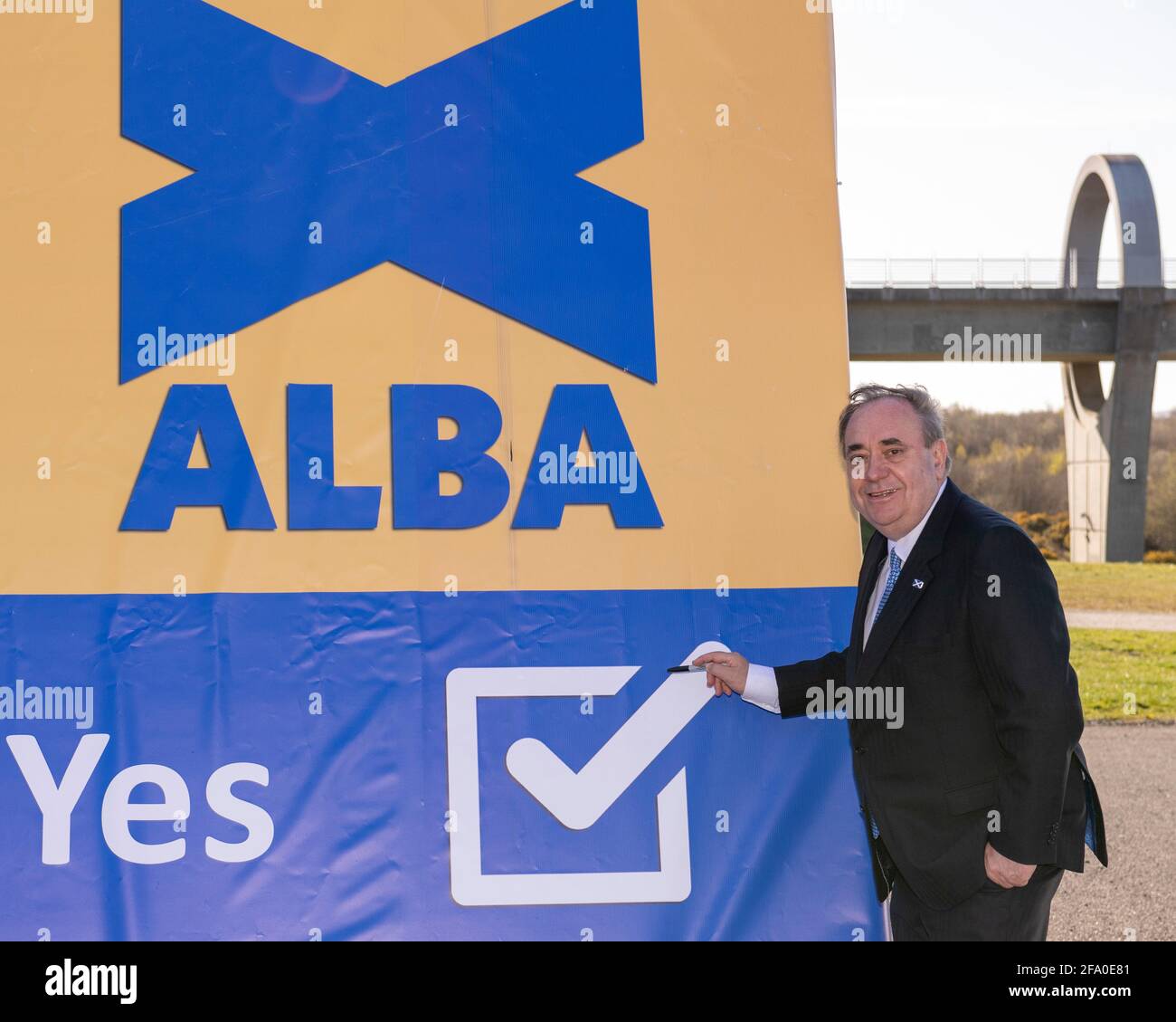 Falkirk, Schottland, Großbritannien. April 2021. IM BILD: Alex Salmond, Vorsitzender der Alba-Partei und ehemaliger erster Minister Schottlands, startet die ALBA-Zentralschottland-Kampagne am Falkirk Wheel und enthüllt Kandidaten: Tasmina Ahmed-Sheikh, Lynne Anderson, Jim Walker und Jim Walker. Quelle: Colin Fisher/Alamy Live News Stockfoto