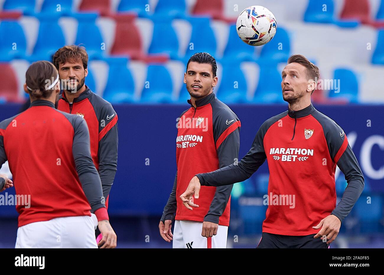 VALENCIA, SPANIEN - 21. APRIL: Franco Vazquez vom FC Sevilla, Karim Rekik vom FC Sevilla und Luuk de Jong vom FC Sevilla während des Spiels der La Liga Santander Stockfoto