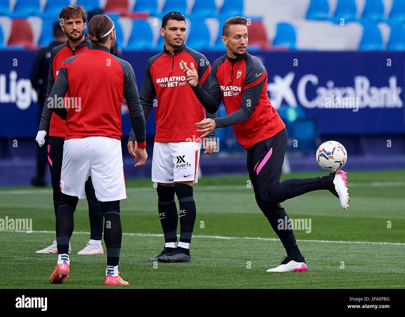 VALENCIA, SPANIEN - 21. APRIL: Franco Vazquez vom FC Sevilla, Karim Rekik vom FC Sevilla und Luuk de Jong vom FC Sevilla während des Spiels der La Liga Santander Stockfoto