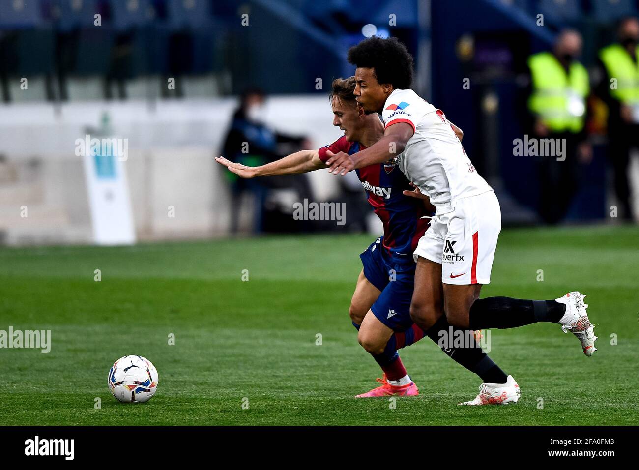 VALENCIA, SPANIEN - 21. APRIL: Dani Gomez von Levante UD und Jules Kounde vom FC Sevilla kämpfen während des La Liga Santander-Spiels zwischen L um den Besitz Stockfoto