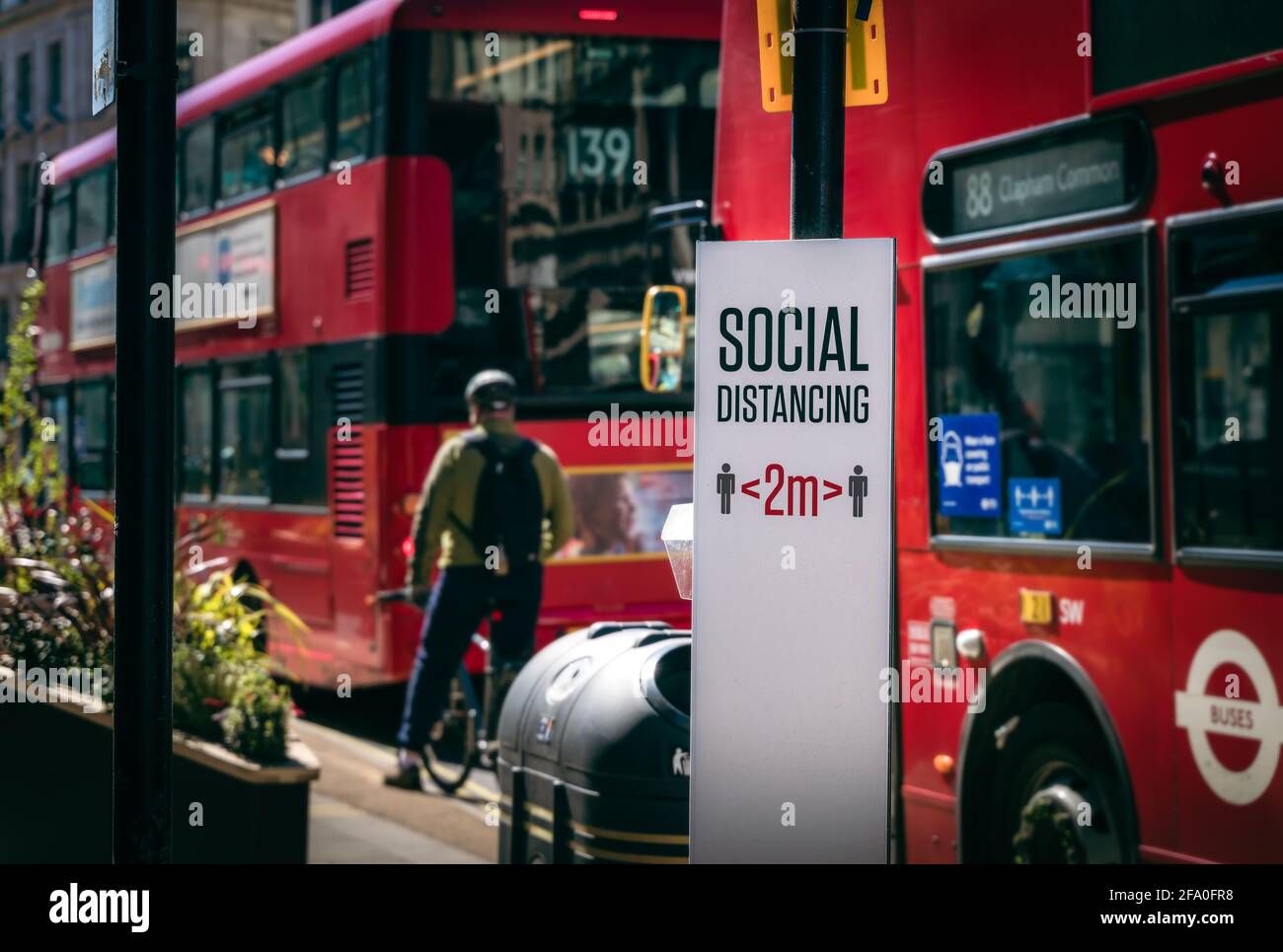 Ansicht der sozialen Distanzierung von 2 m Schild während der Covid-19 Coronavirus-Pandemieabsperrung in der Regent Street, London Stockfoto