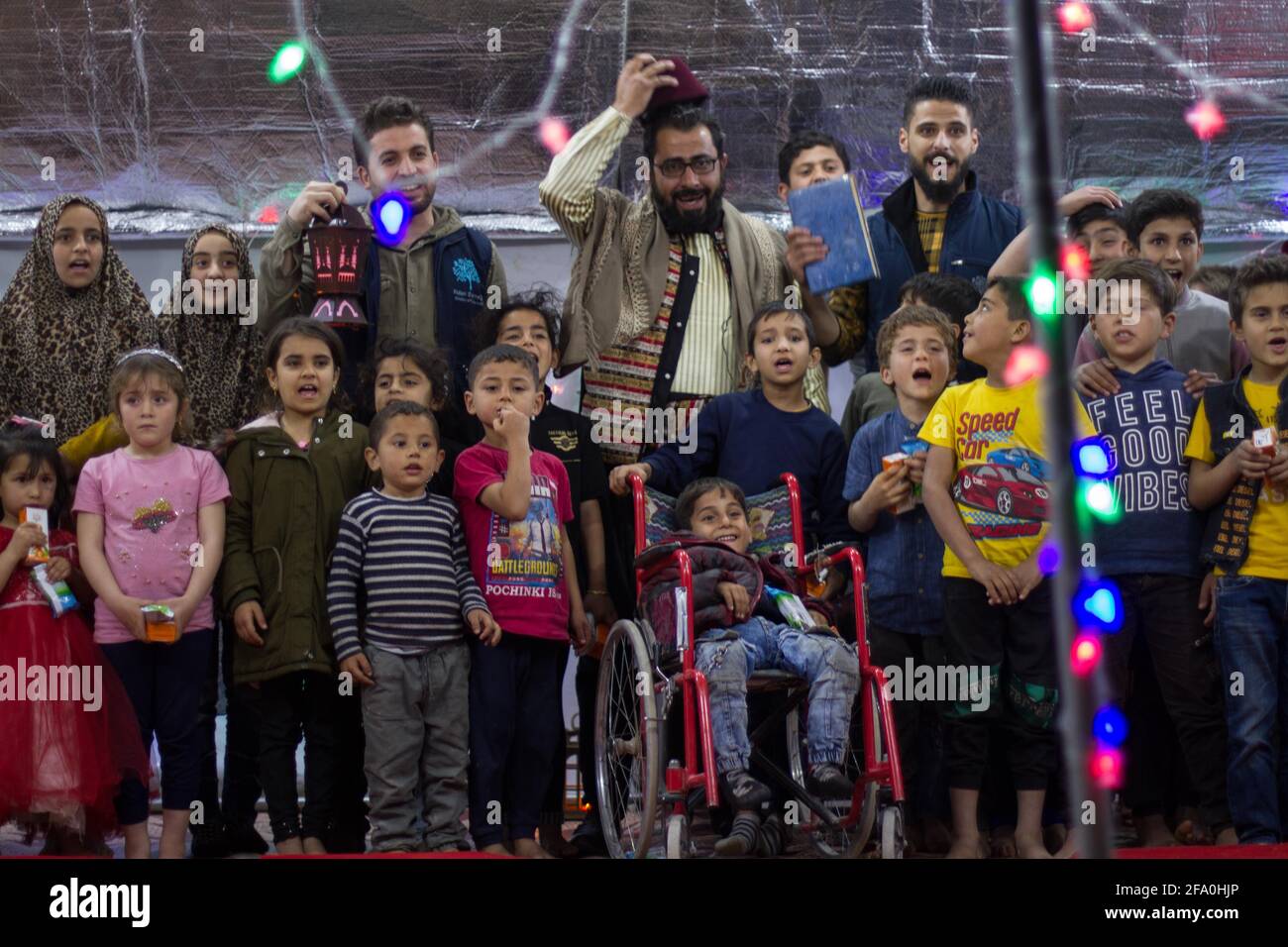 20. April 2021: Ein Ramadan-Geschichtenerzähler, ein Ereignis, das von der Organisation Gheras Al-Nahda im Lager Leitam gegründet wurde, verloren sie ihre Eltern aufgrund der Bombardierung. Die Veranstaltung zielt darauf ab, die Kinder durch den Geschichtenerzähler, der Teil des levantinischen Erbes ist, die schöne Atmosphäre des Monats Ramadan fühlen und leben zu lassen. Die Kinder waren psychologisch betroffen, und die Organisation versuchte durch den Geschichtenerzähler, die Bitterkeit ihrer Vertreibung zu verringern und sie aus dem psychologischen Zustand zu holen, in dem sie sich aufgrund der Bombardierungen im letzten Jahr befanden. (Bild: © Moawia A Stockfoto