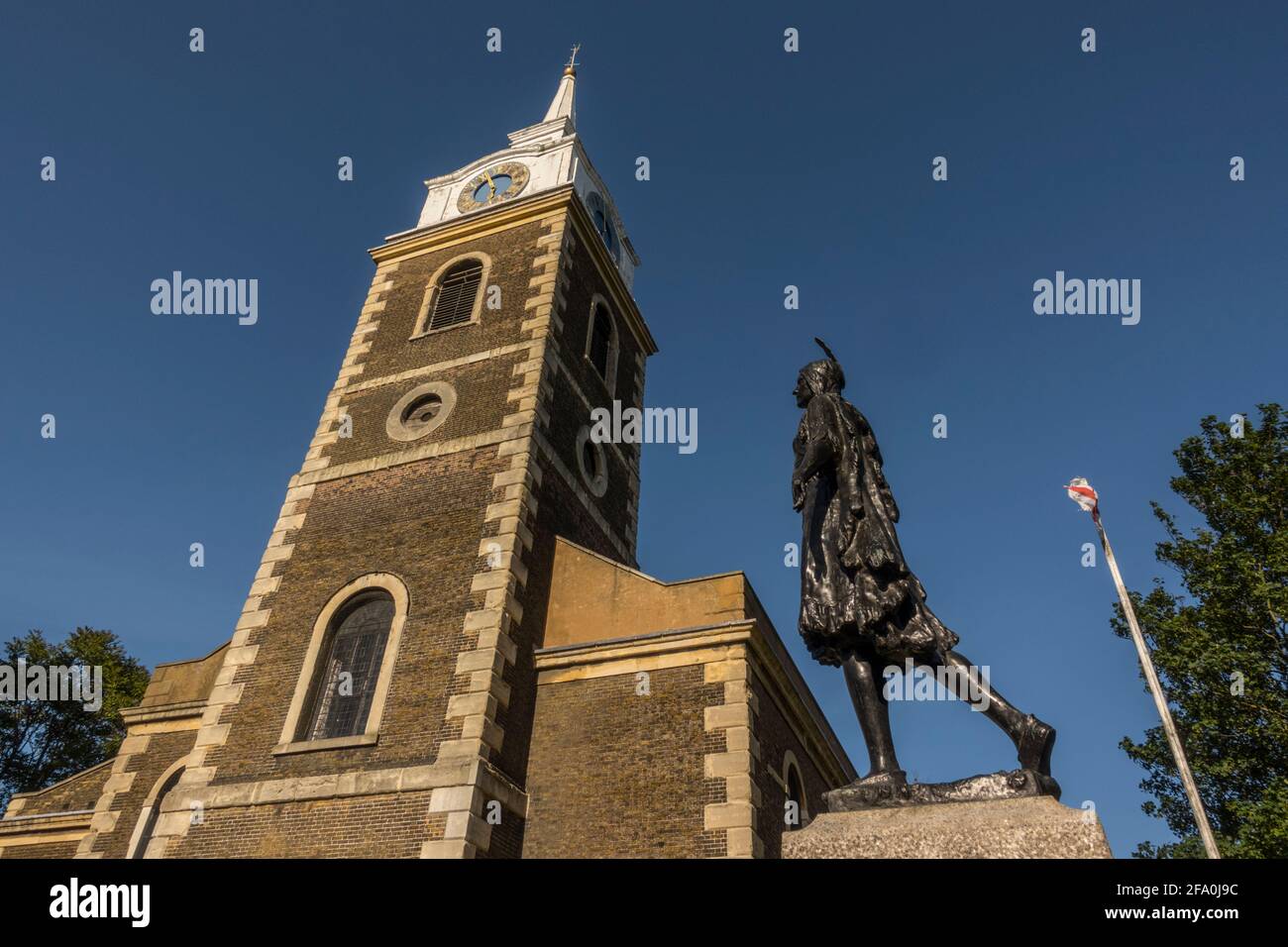 St Georges Church Gravesend Kent mit der Statue von Pocahontas im Kirchhof. Stockfoto