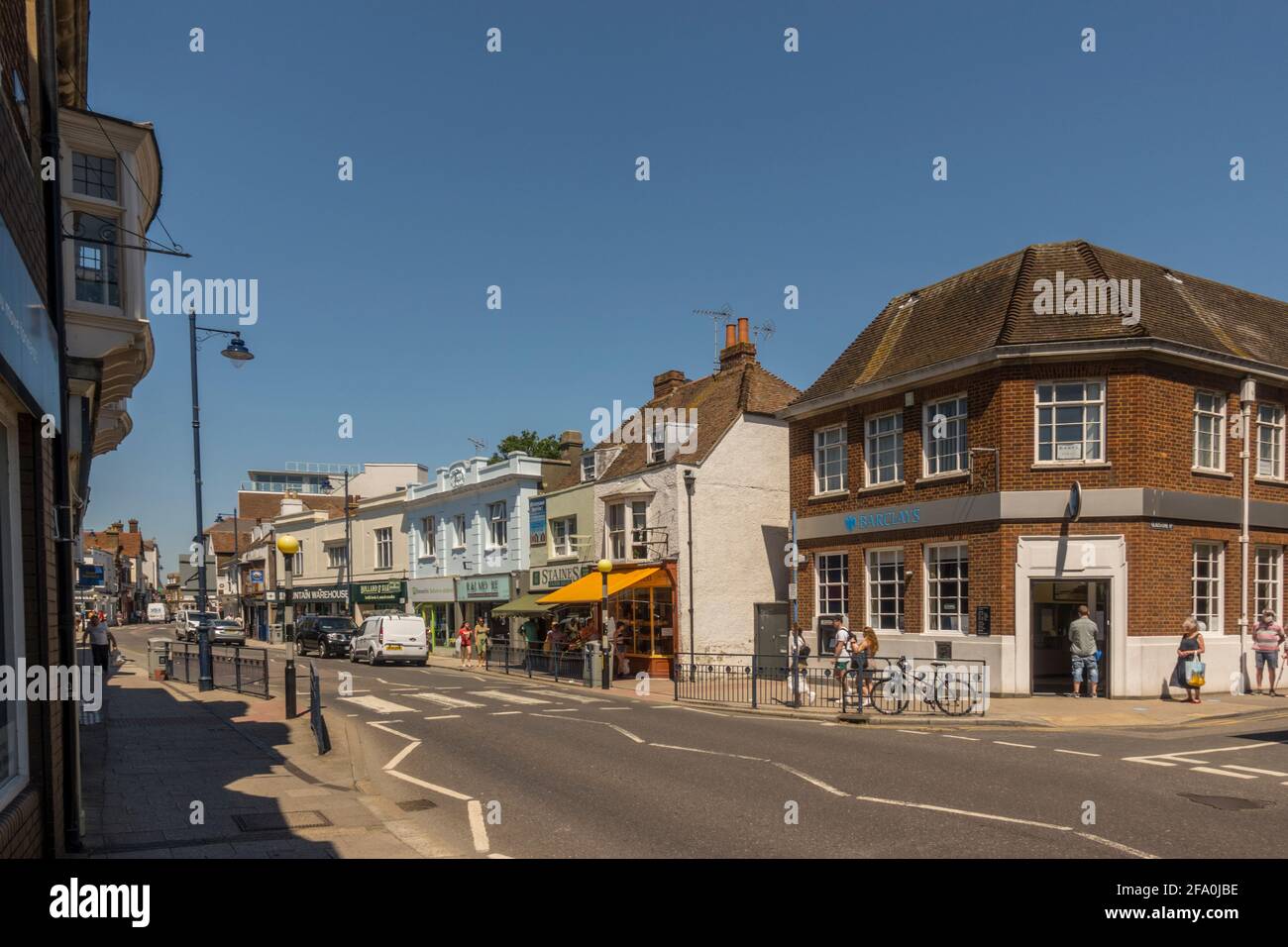 Die Geschäfte der High Street in Whitstable Kent. Stockfoto