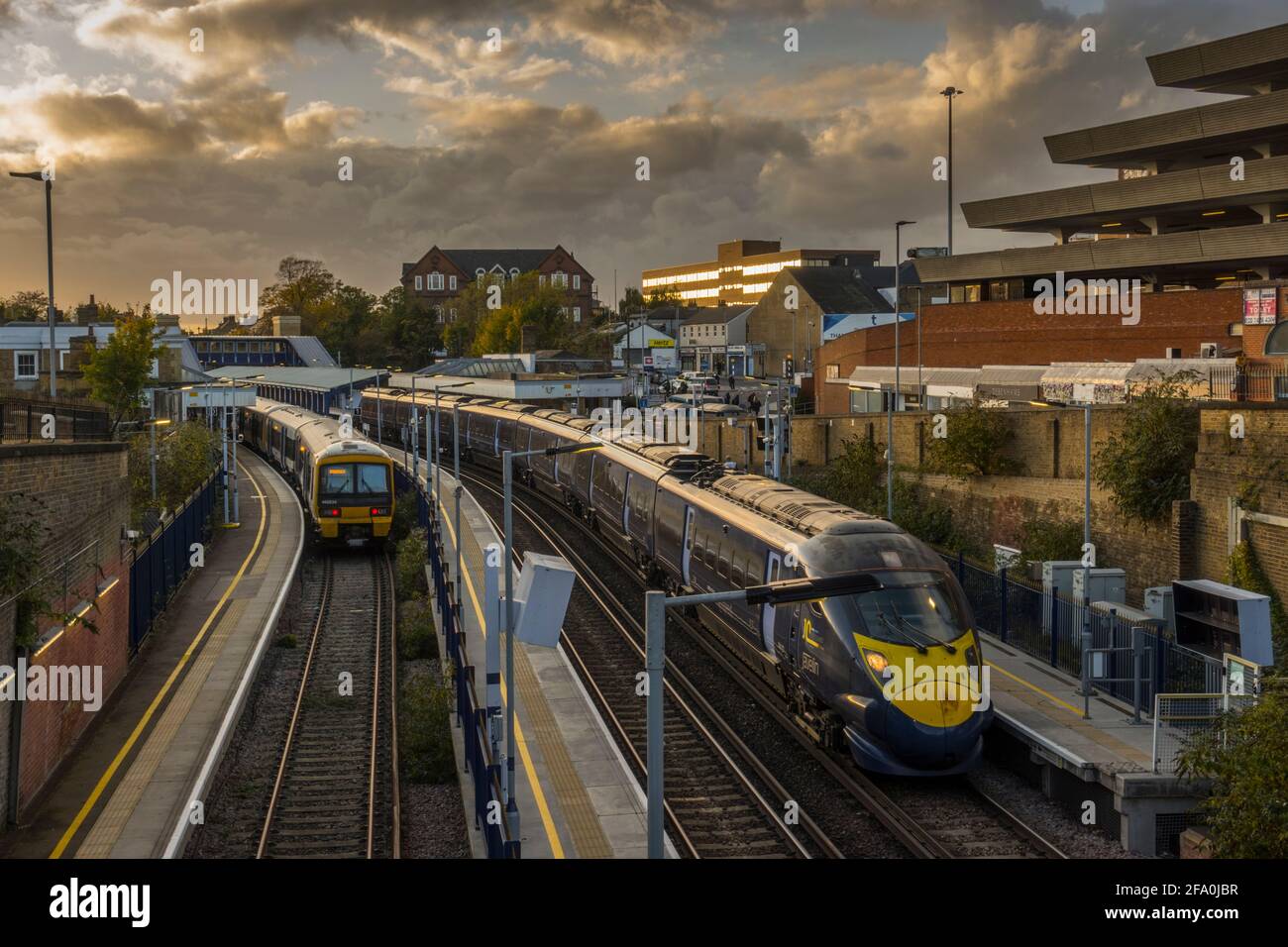 Züge am Bahnhof Gravesend, Kent. Stockfoto