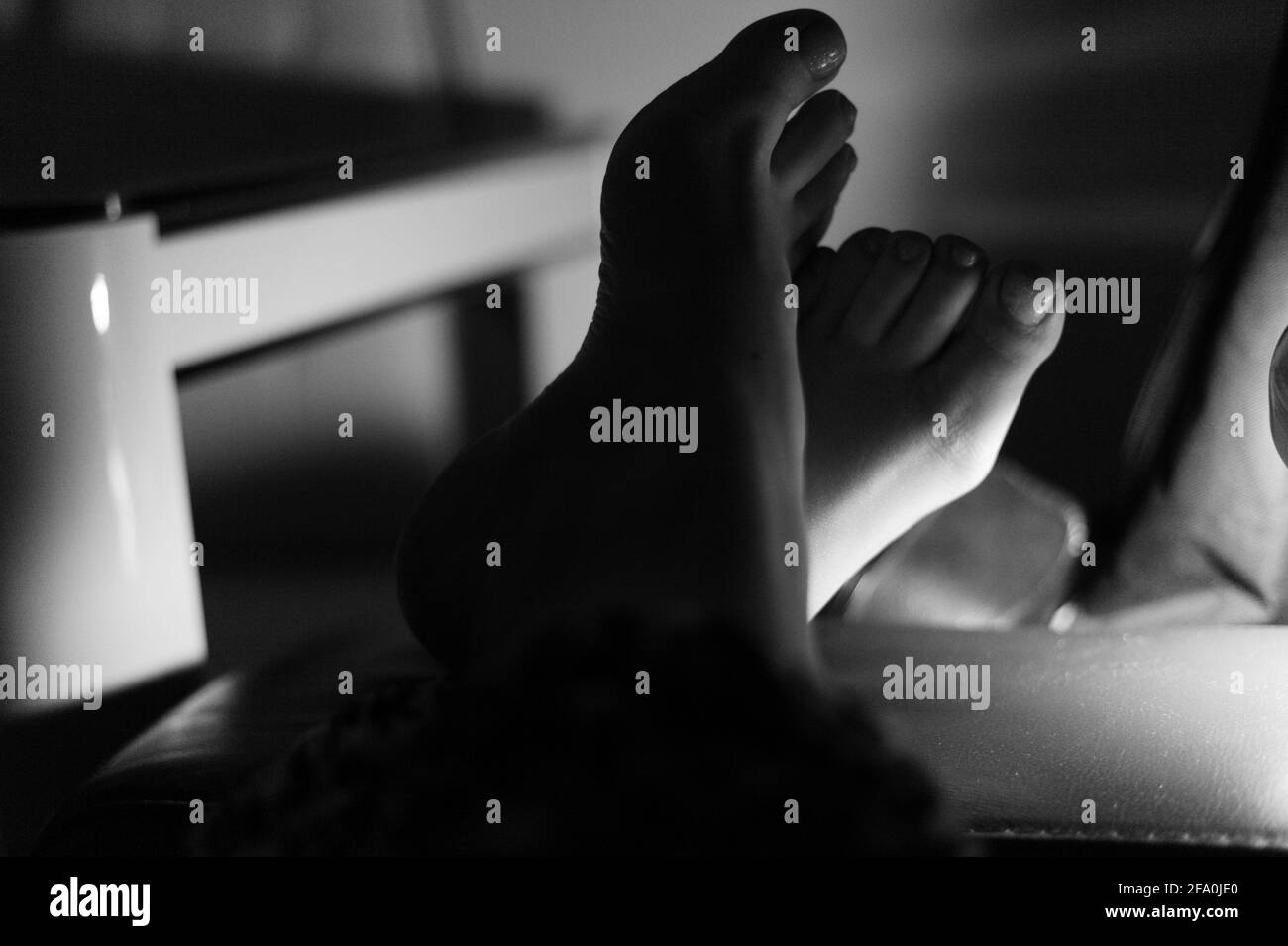 Film noir abstrakt - Schwarz-Weiß-Ansicht eines Paar Füße Stockfoto