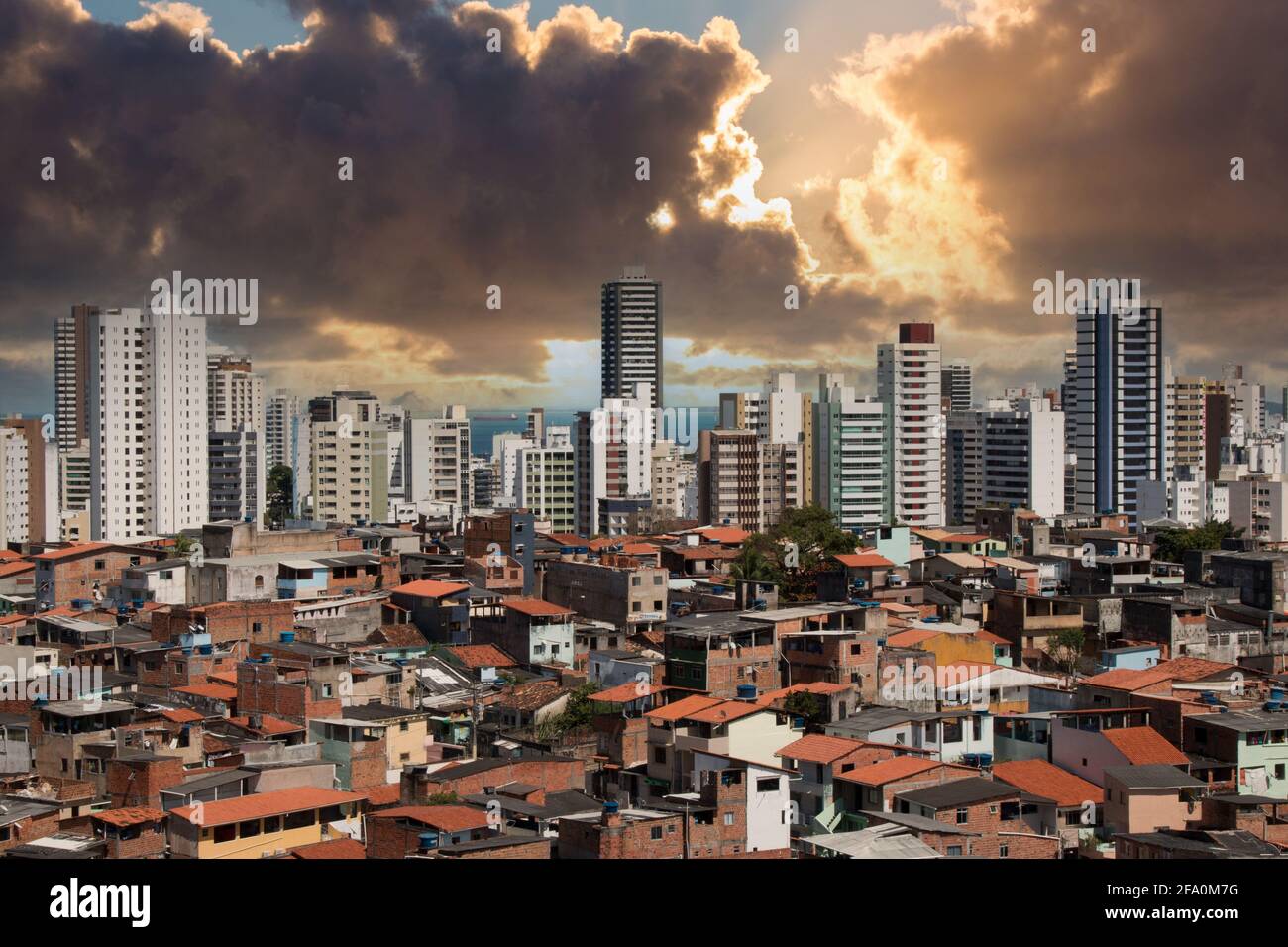 Städtischer sozialer Kontrast. Gebäude und Slum. Ungleichheit Stockfoto