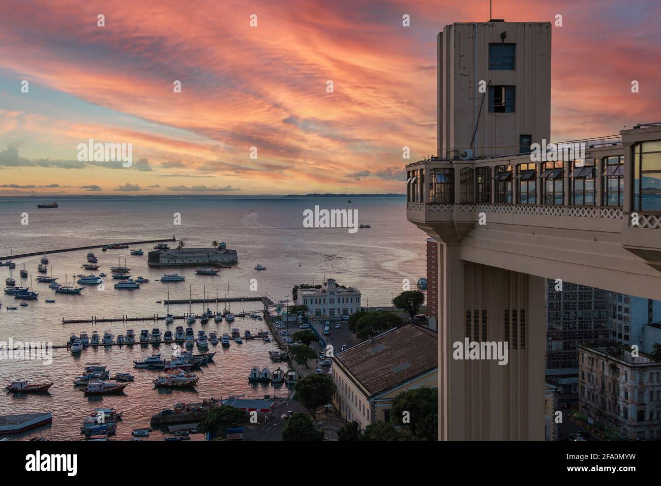 Blick auf den Sonnenuntergang vom Lacerda Aufzug im historischen Zentrum von Salvador, Bahia, Brasilien Stockfoto