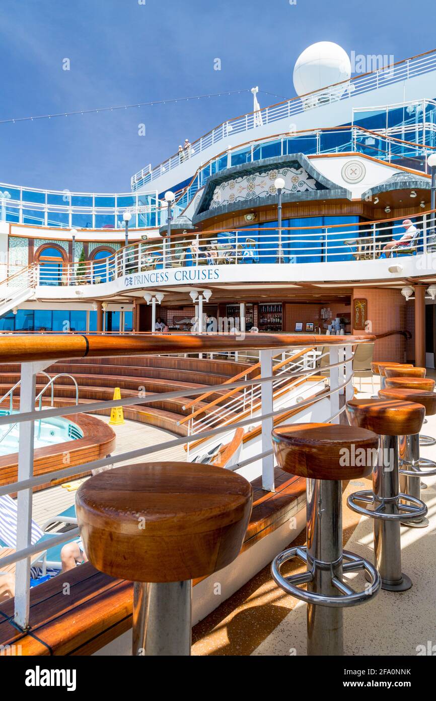 Barhocker um den achtern Poolbereich an Bord des Emerald Princess-Schiff auf See Stockfoto