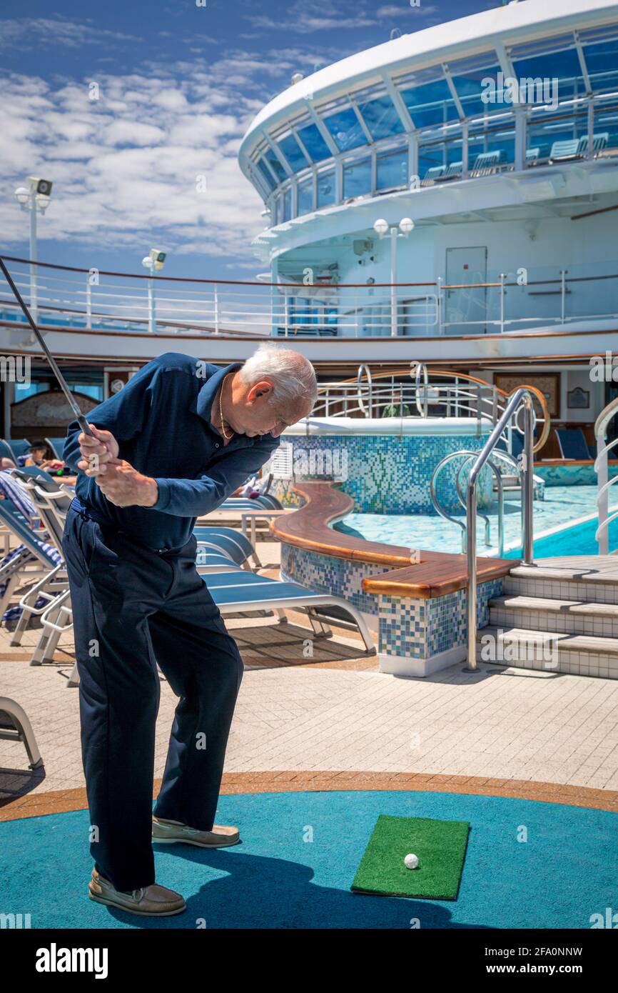 Perfektionieren des „Chip Shot“ an Bord der Emerald Princess, Princess Cruise Lines, auf See im Atlantischen Ozean Stockfoto