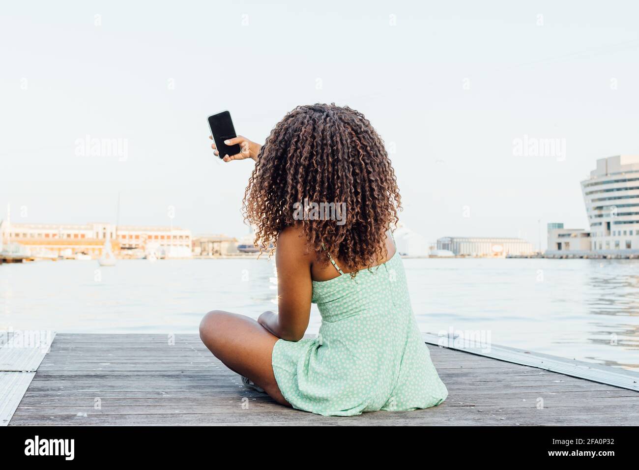 afrikanische Frau macht ein Selfie am Meer Stockfoto