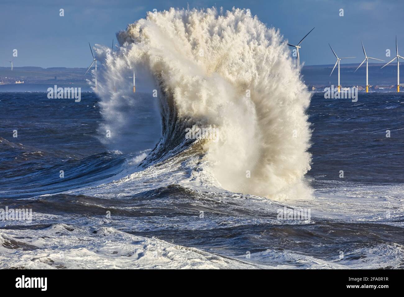 Eine riesige Welle mit Windturbinen in der Ferne. Hartlepool, England, Großbritannien. Stockfoto