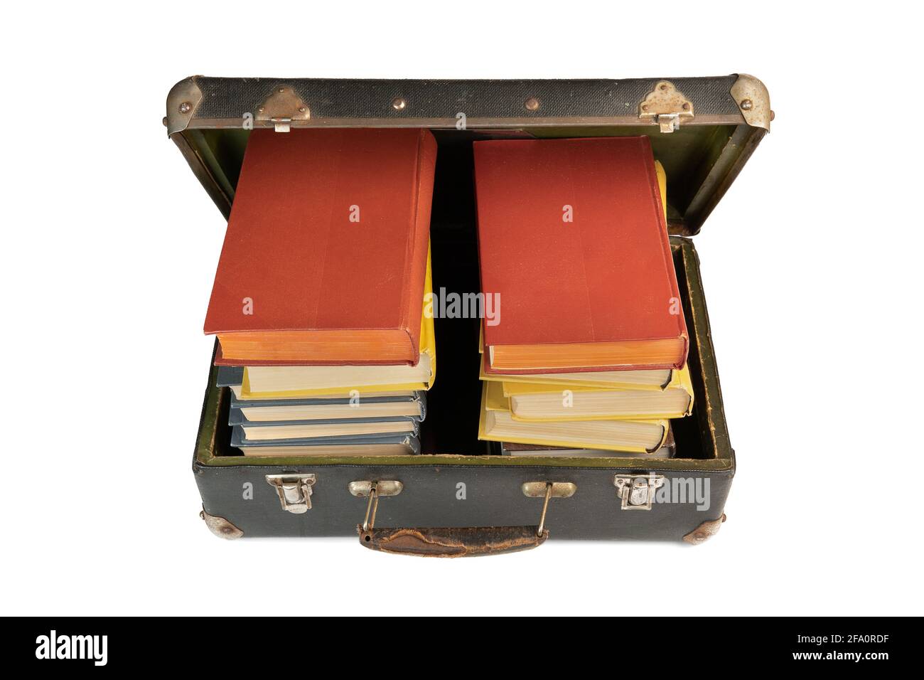 Vintage Koffer voller alter Bücher, isoliert auf Weiß Stockfoto