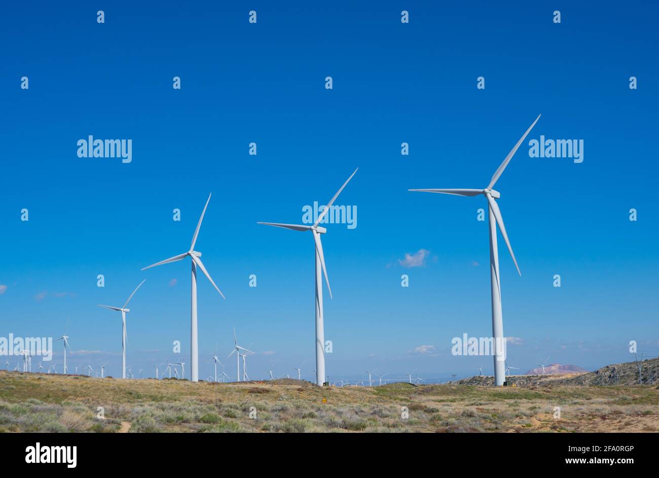 In den Bergen über Los Angeles, Kalifornien, werden in der Nähe von Häusern Windkraftanlagen betrieben Stockfoto