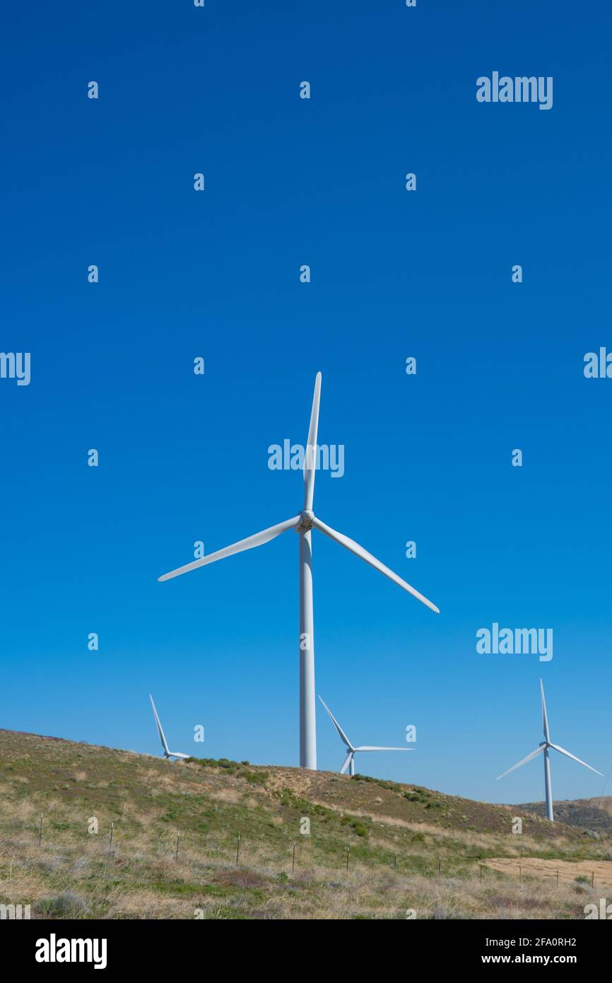 In den Bergen über Los Angeles, Kalifornien, werden in der Nähe von Häusern Windkraftanlagen betrieben Stockfoto