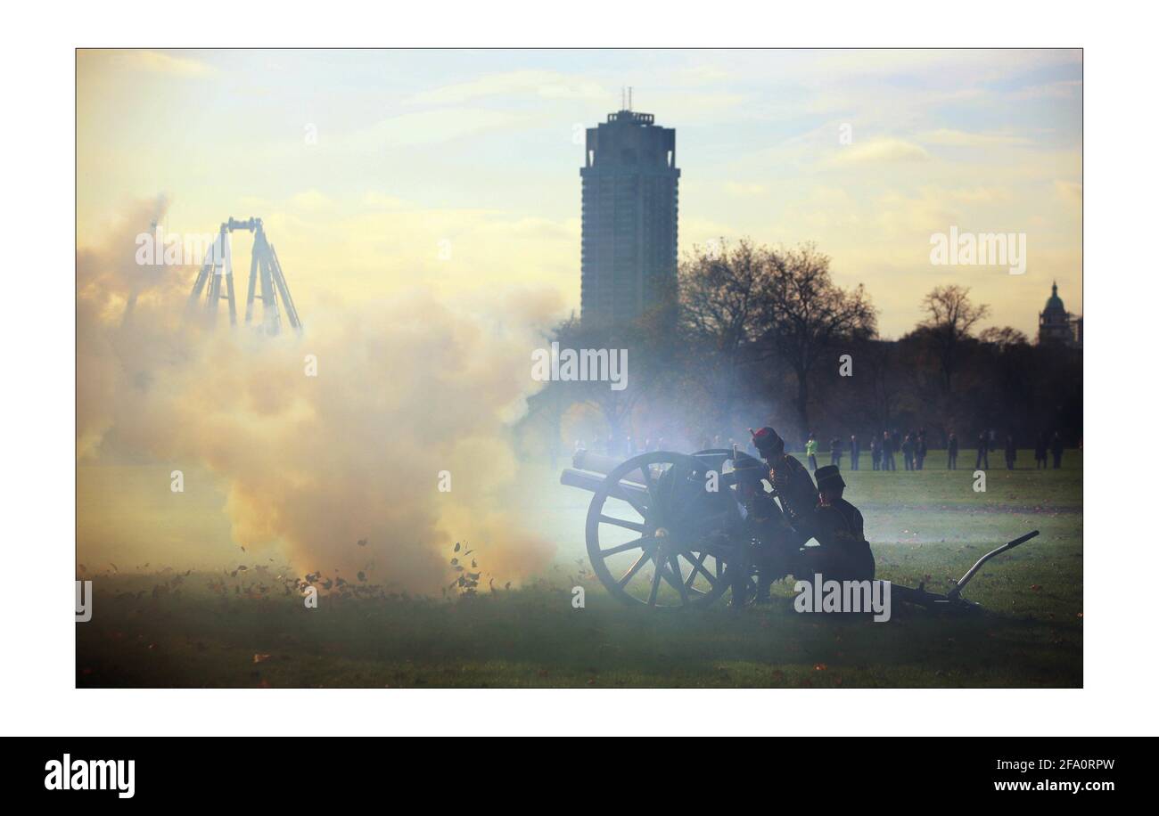 Die Königstruppe Royal Horse Artillery feuern einen 41-Kanonen-Gruß im Hyde Park, um Mittag Prinz Charles zu markieren, Geburtstag des Prinzen von Wales 60th Es ist das erste Mal, dass die Königstruppe von Ihrer Majestät der Königin angewiesen wurde, den Waffengruß zu Ehren des Geburtstages des Prinzen von Wales zu verrichten.Foto von David Sandison The Independent Stockfoto