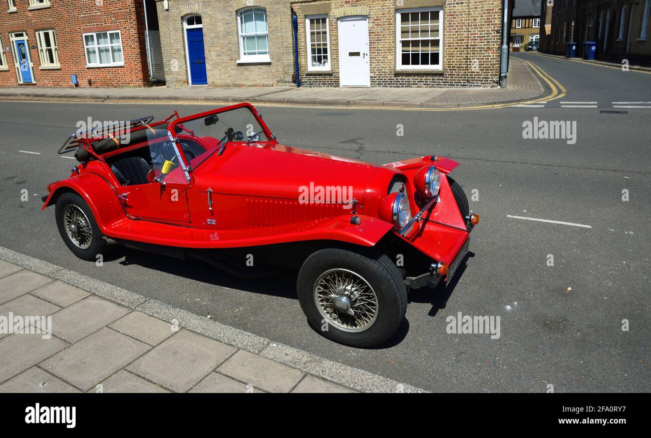 Red Marlin Sportwagen in St. Ives Altstadt geparkt. Stockfoto