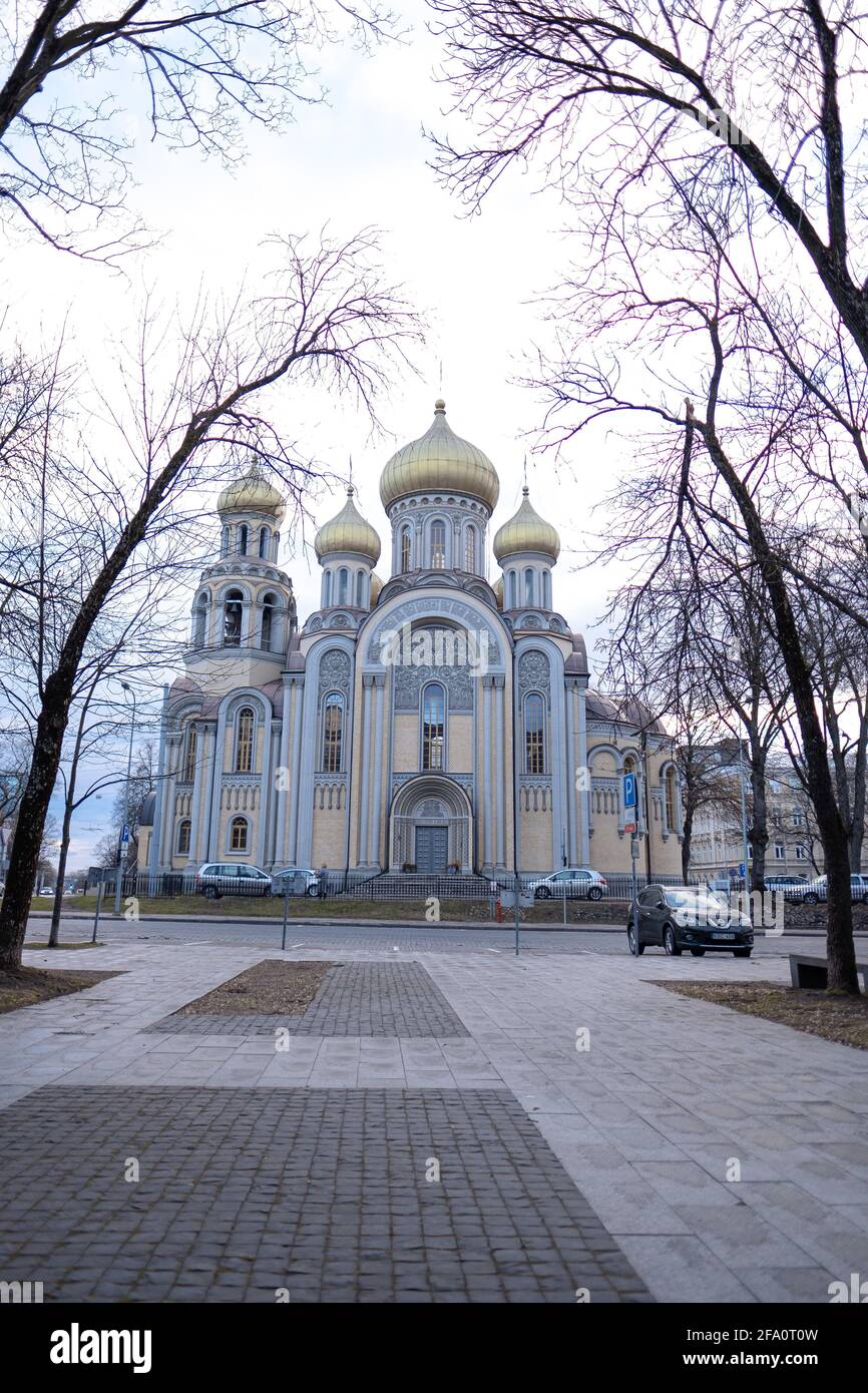 Vertikale Aufnahme der orthodoxen Kirche St. Michael und St. Konstantin in Vilnius, Litauen Stockfoto