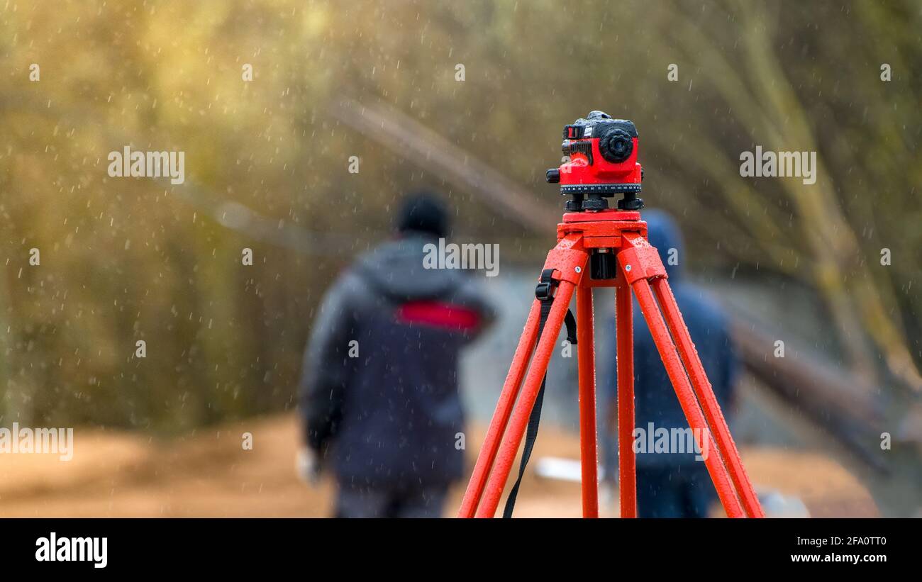 Optischer Pegel an einem regnerischen Tag vor dem Hintergrund von Menschen in geringer Schärfentiefe stehen Stockfoto