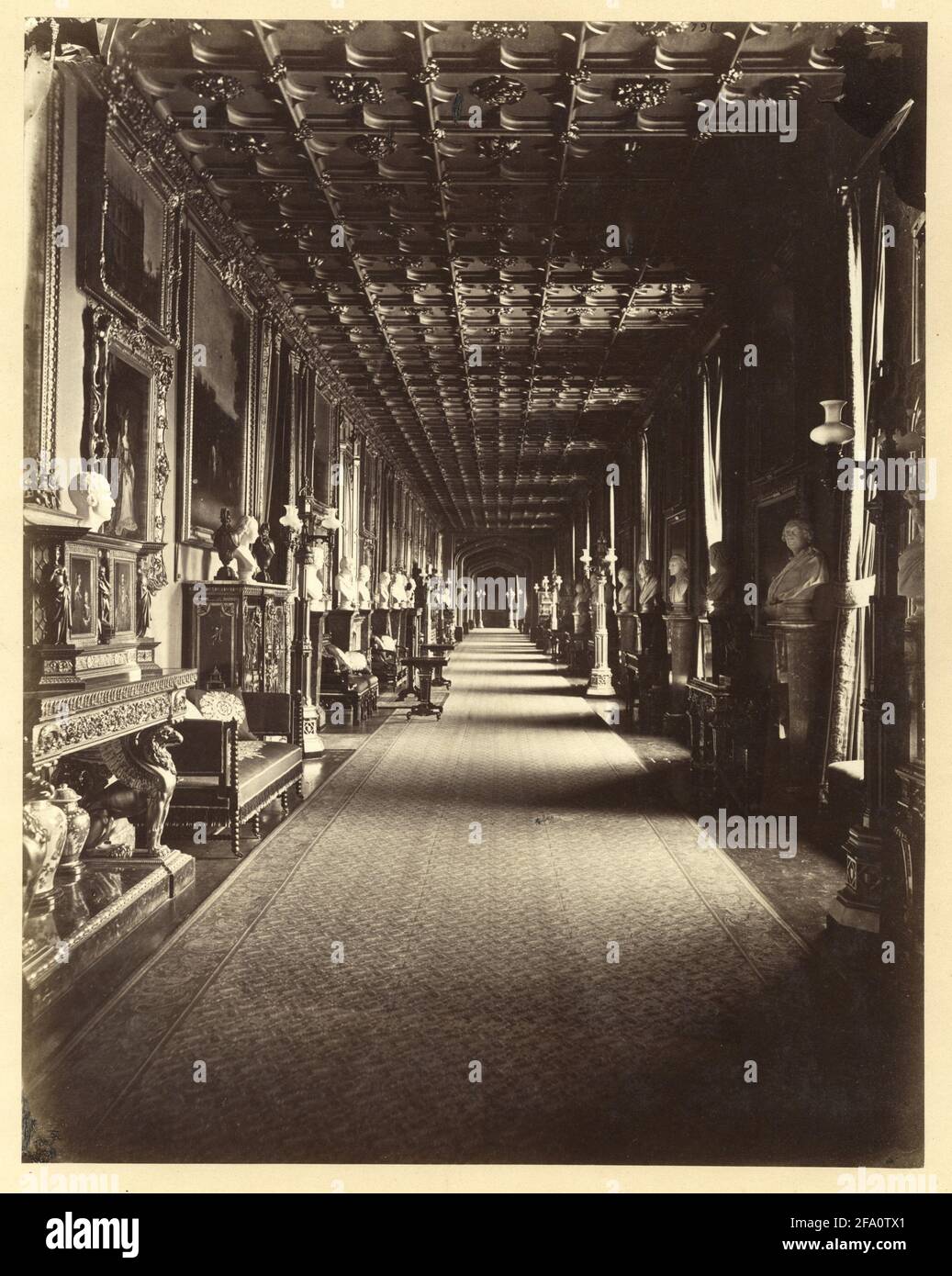 The Grand Corridor (East Gallery Looking North), Windsor Castle, Windsor, England, 1867. Fotografien von André Adolphe Eugène Disderi (1819-1889). Stockfoto