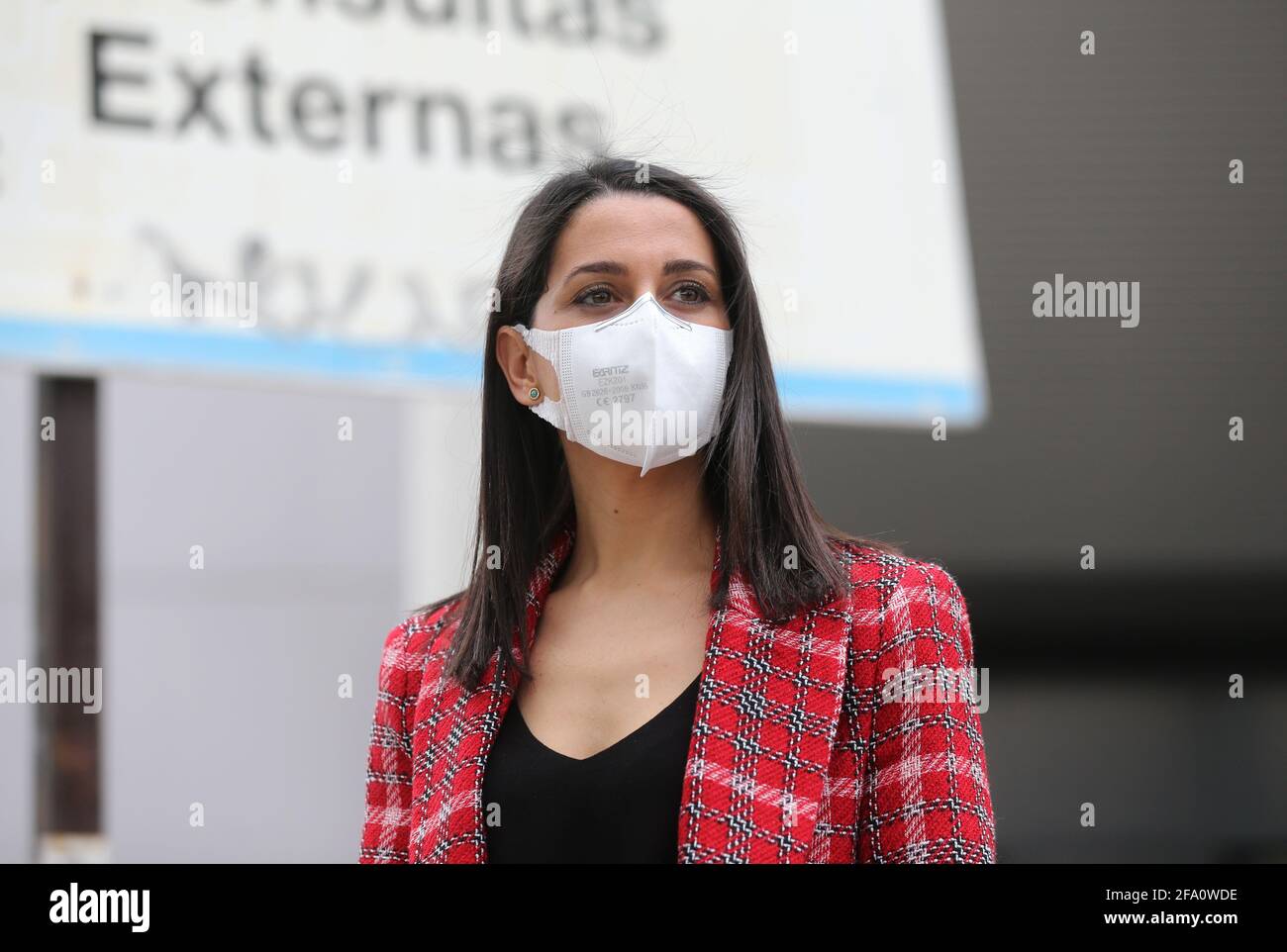 Madrid, Spanien. 20. April 2021: Der Präsident von Ciudadanos (Cs), Inés Arrimadas, während eines Besuchs am 20. April 2021 beim Institut für Gesundheitsuntersuchungen im Krankenhaus La Paz in Madrid, Spanien. Quelle: Isabel Infantes/Alamy Live News Stockfoto