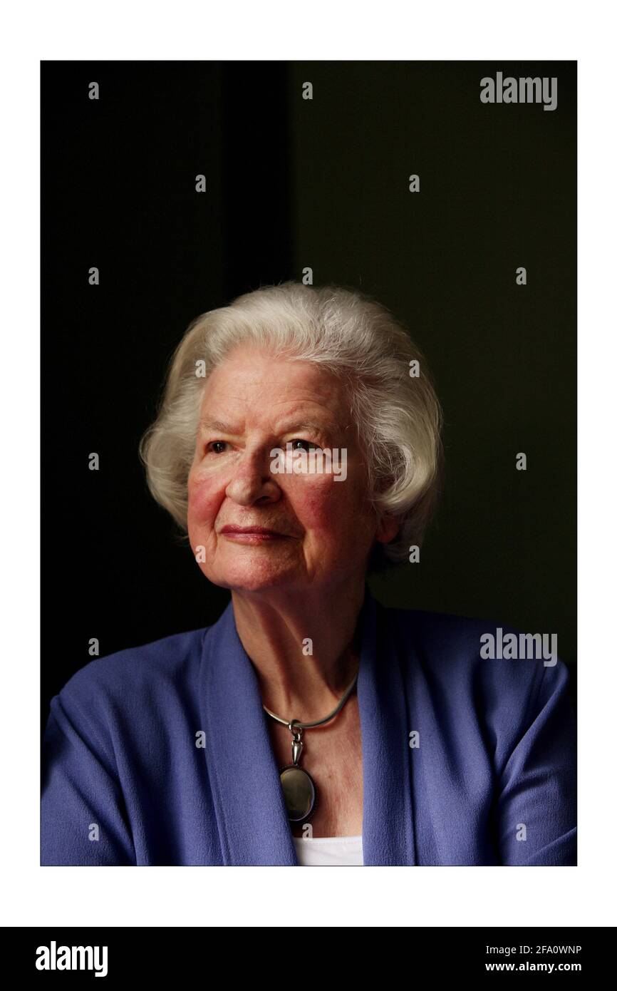 P. D. James zu Hause in West LondonFoto von David Sandison The Independent 21/8/2008 Stockfoto