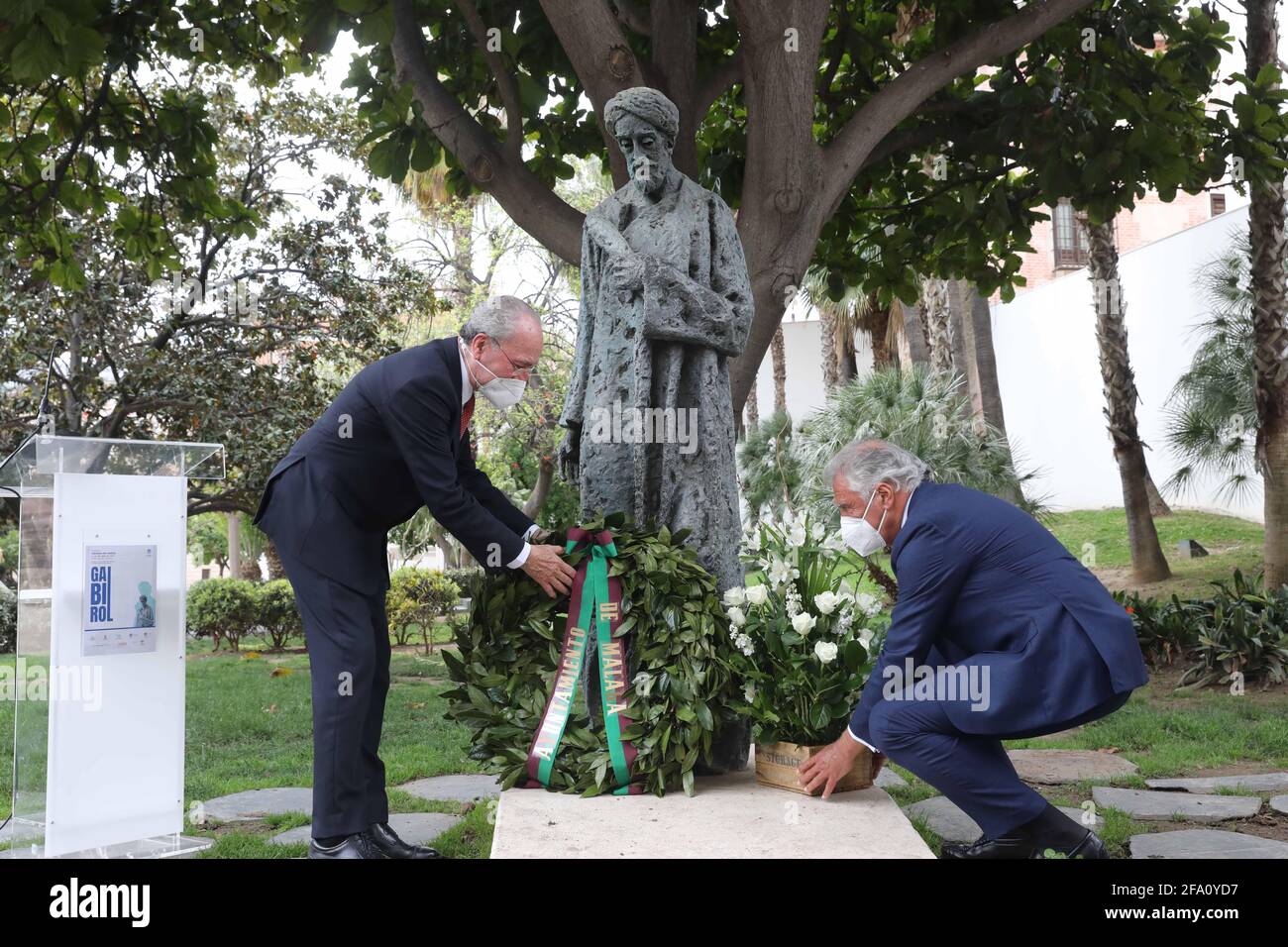 21. April 2021: 21. April 2021 (Malaga) Francisco de la Torre, nimmt an der Lesung von Gedichten der Schauspieler Natalia Verbeke und Salva Reina sowie an Blumenopfern zu Ehren von Gabirol anlässlich der Tage Teil, die zur Feier des Jahrtausends seiner Geburt gefeiert werden. In der Straße Alcazabilla, vor der Skulptur von Ibn Gabirol. (Bild: © Lorenzo CarneroZUMA Wire) Stockfoto