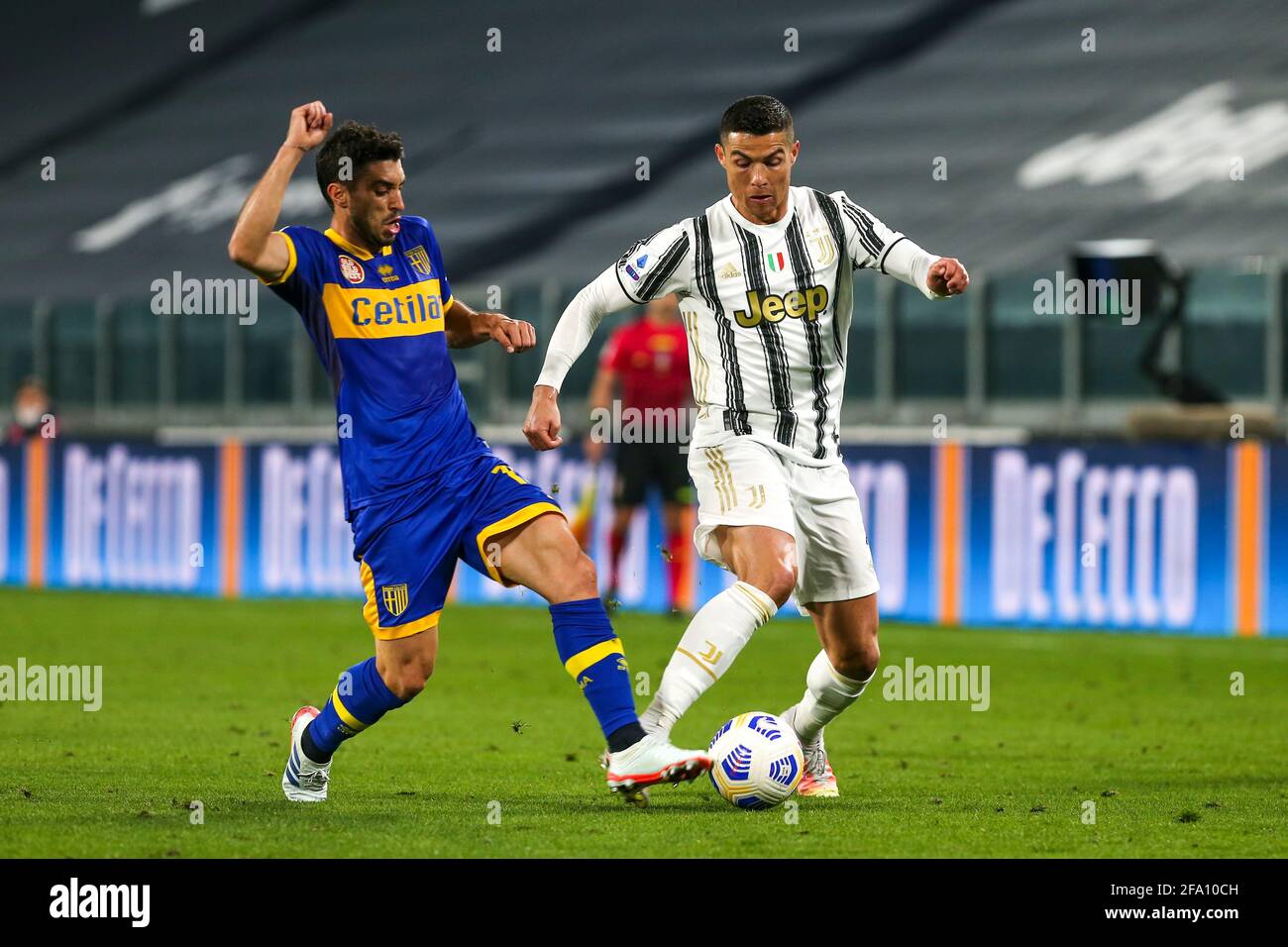 Cristiano Ronaldo von Juventus FC und Gast – und Brugman von Parma Calcio 1913 während des Fußballspiels der Serie A zwischen Juventus FC und Parma Calcio 1913 Stockfoto