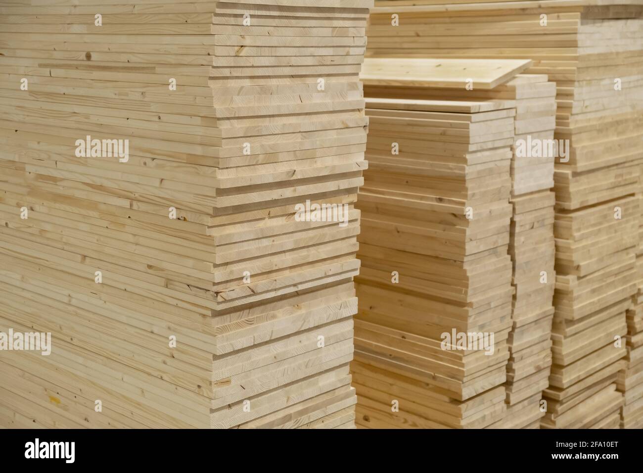Stapel von Kiefernholzplanken in einem Laden oder auf der Baustelle. Naturhölzer Bretter, Schnittholz, Industrieholz, Schnittholz Stockfoto