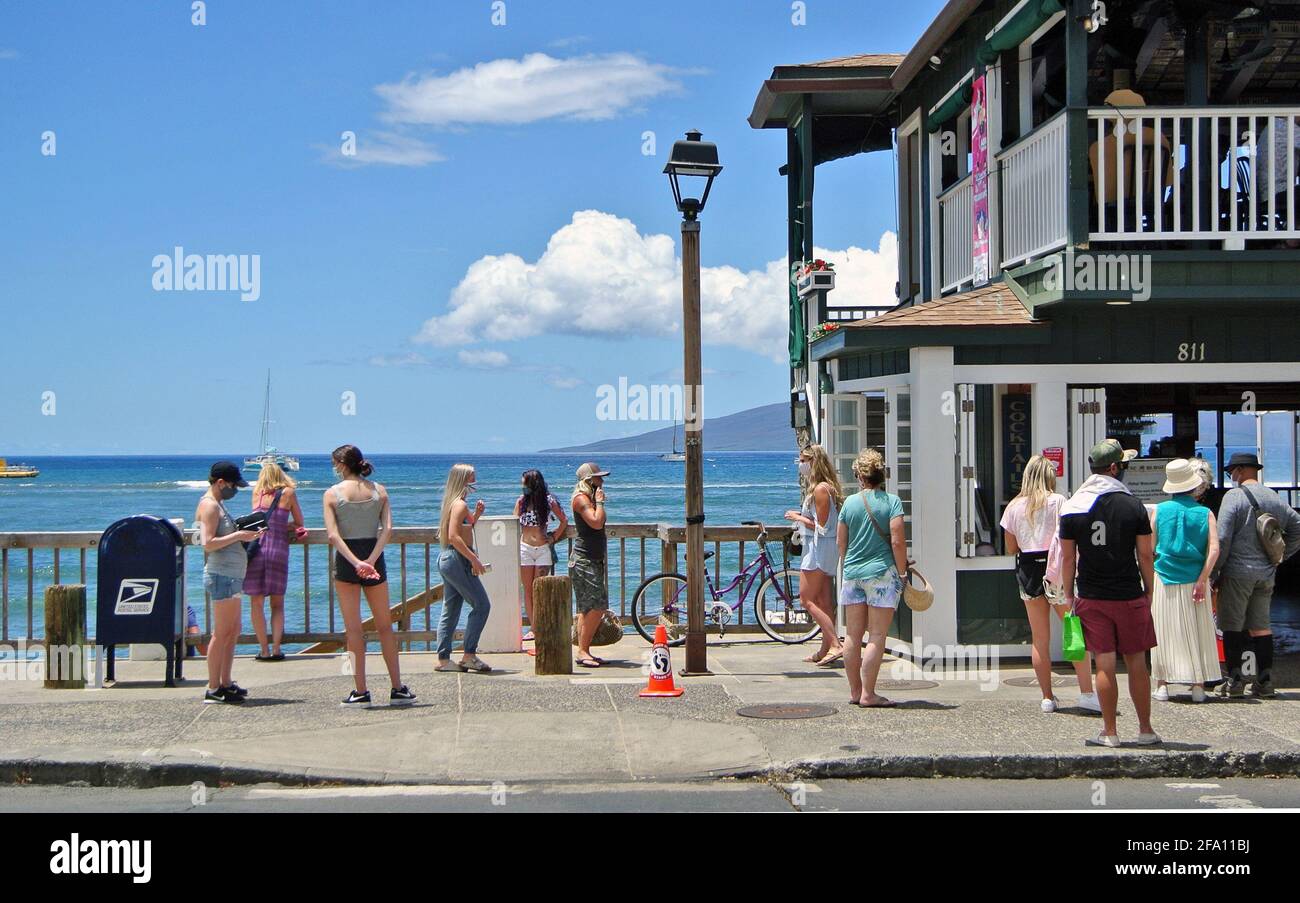 Touristen besuchen Sehenswürdigkeiten entlang der Vorderstraße und den Hafen in Die kleine Maui Stadt Lahaina Hawaii USA Stockfoto