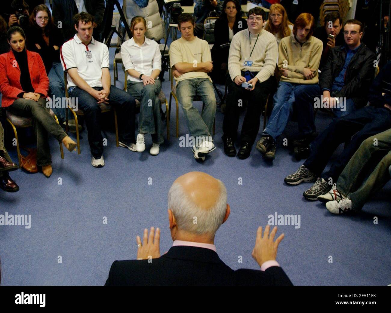 IDS WÄHREND EINES BESUCHS IN BLACKPOOL 6TH FORM COLLEGE,6/10 /03 PILSTON Stockfoto