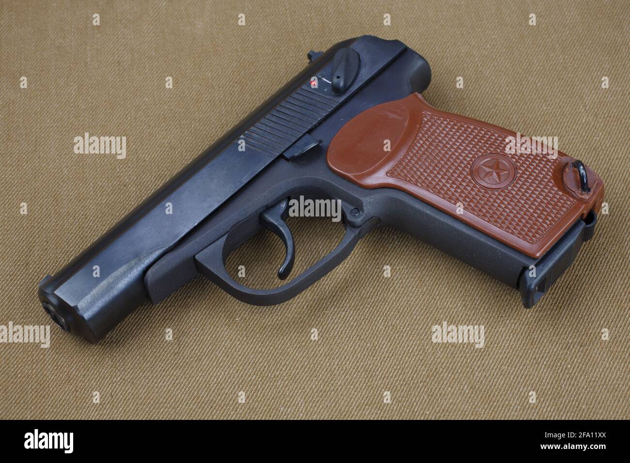 9-mm-sowjetische Handfeuerwaffe auf sowjetischen Khaki-Uniform im sowjetisch-afghanischen Krieg (1979-1989) Punkt Stockfoto