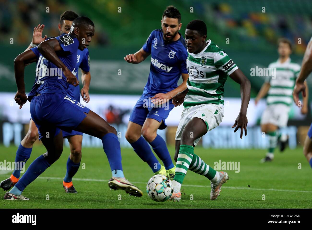 Lissabon Portugal April 2021 Nuno Mendes Von Sporting Cp R Lebt Mit Yaya Sithole Von Belenenses Sad L Wahrend Des Fussballspiels Der Portugiesischen Liga Zwischen Sporting Cp Und Belenenses Sad Am