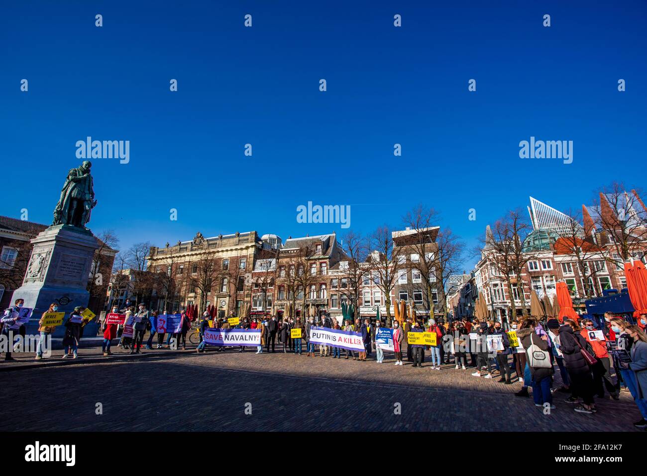 Plein, Den Haag, Niederlande. Mittwoch, 21. April 2021. Amnesty International aus den Niederlanden veranstaltete heute Abend eine (120) Personendemonstration und eine größere Versammlung in Amsterdam. Sie fordern, dass die niederländische Regierung sofort Präsident Putin und den freien politischen Aktivisten Alexej Nawalny anruft. Präsident Wladimir Putin steht unter internationalem Druck, Navalny wegen Verstößen gegen die Bewährung von einer (dreieinhalb) Jahre Haftstrafe zu befreien, die er und sein Team für erfundenen und politisch motivierten Anschuldigungen halten. Kredit: Charles M Vella/Alamy Live Nachrichten Stockfoto